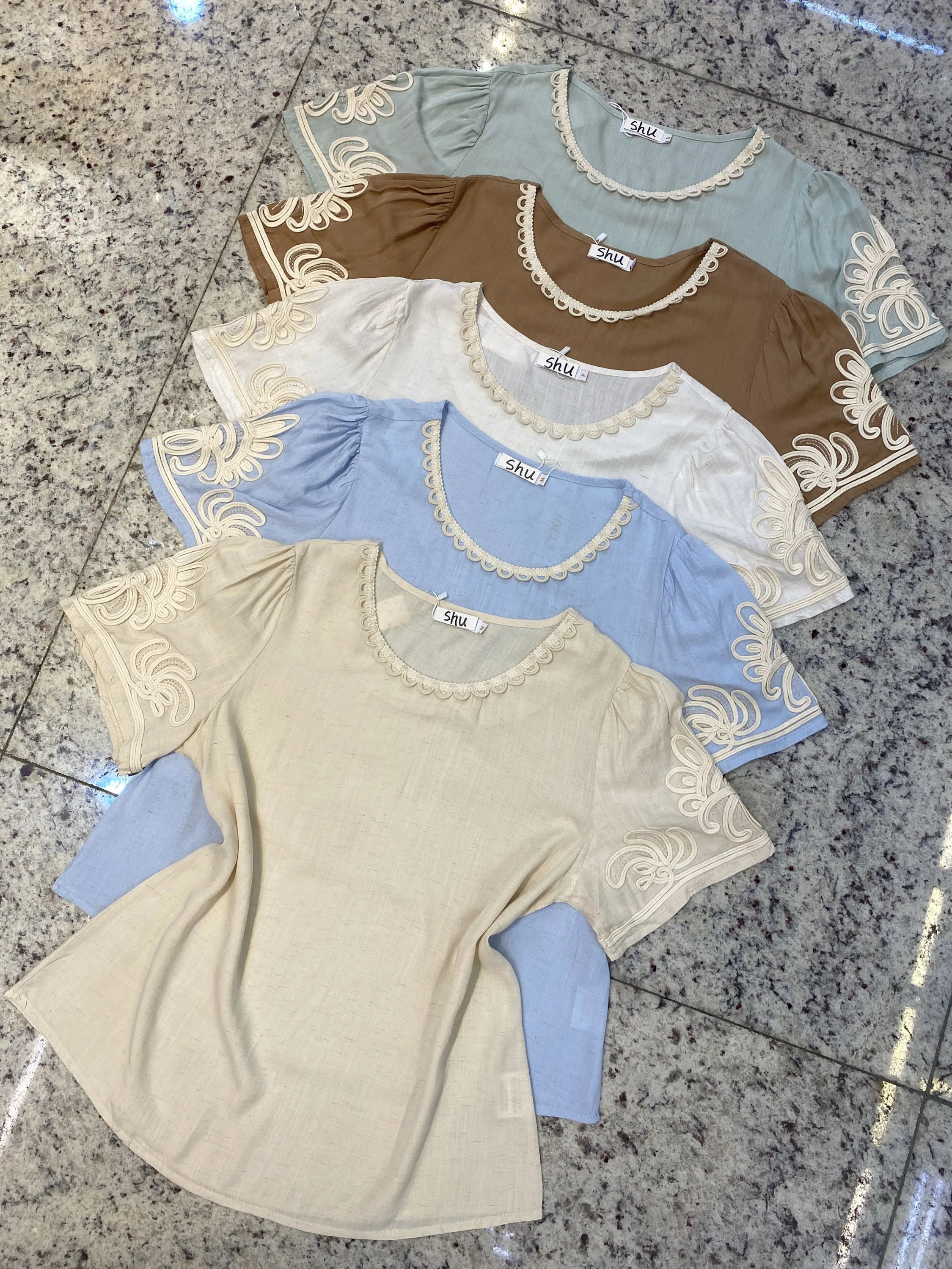 blusa com bordado manga curta shu loja
