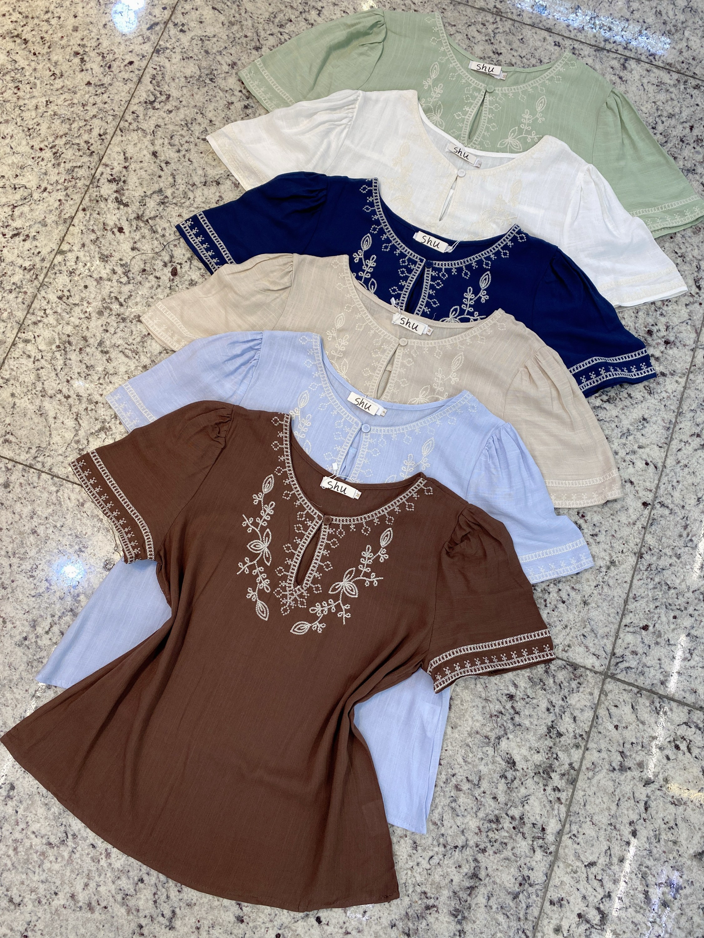 blusa com bordada manga curta shu loja