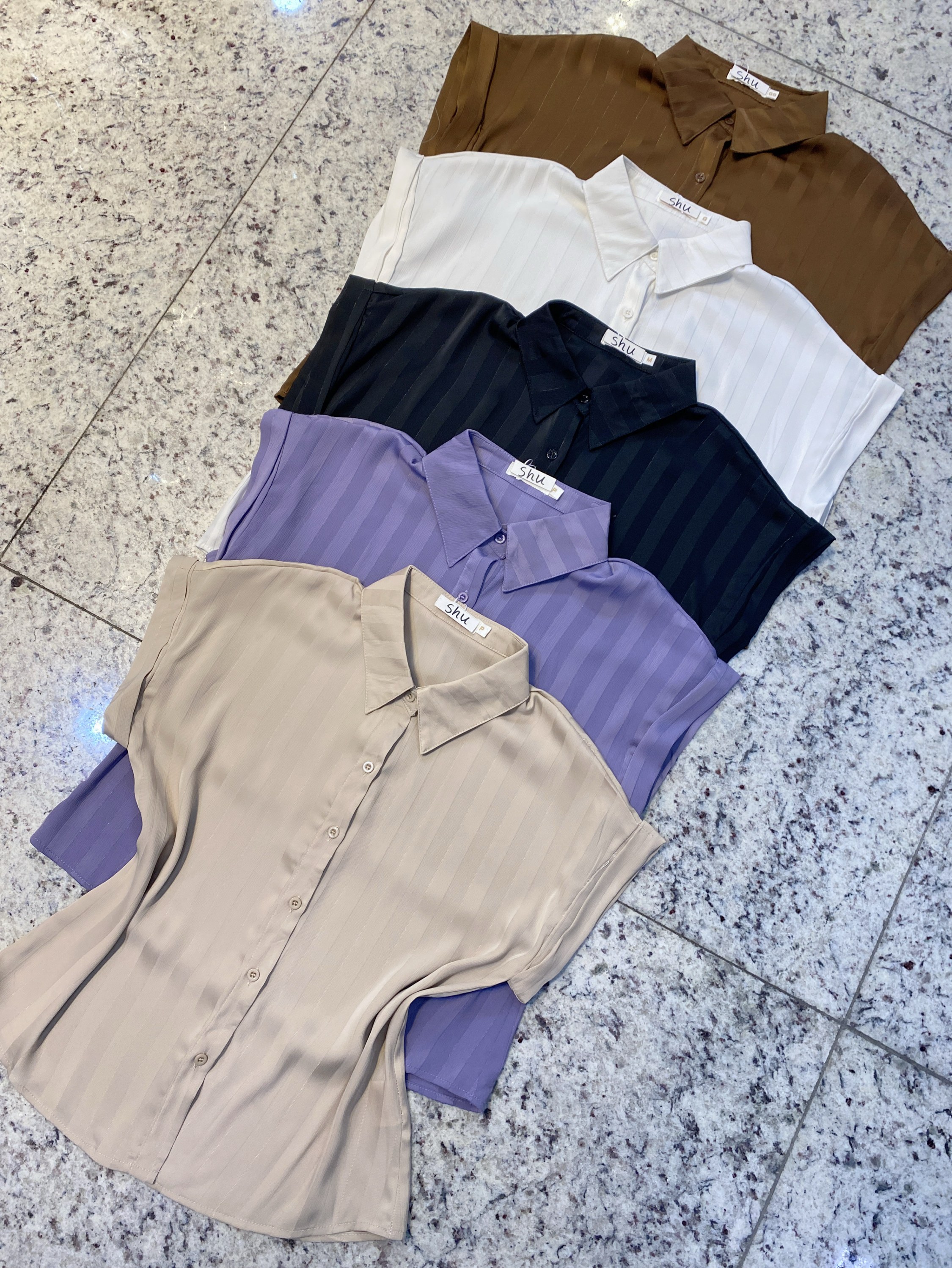 blusa com botão manga curta shu loja