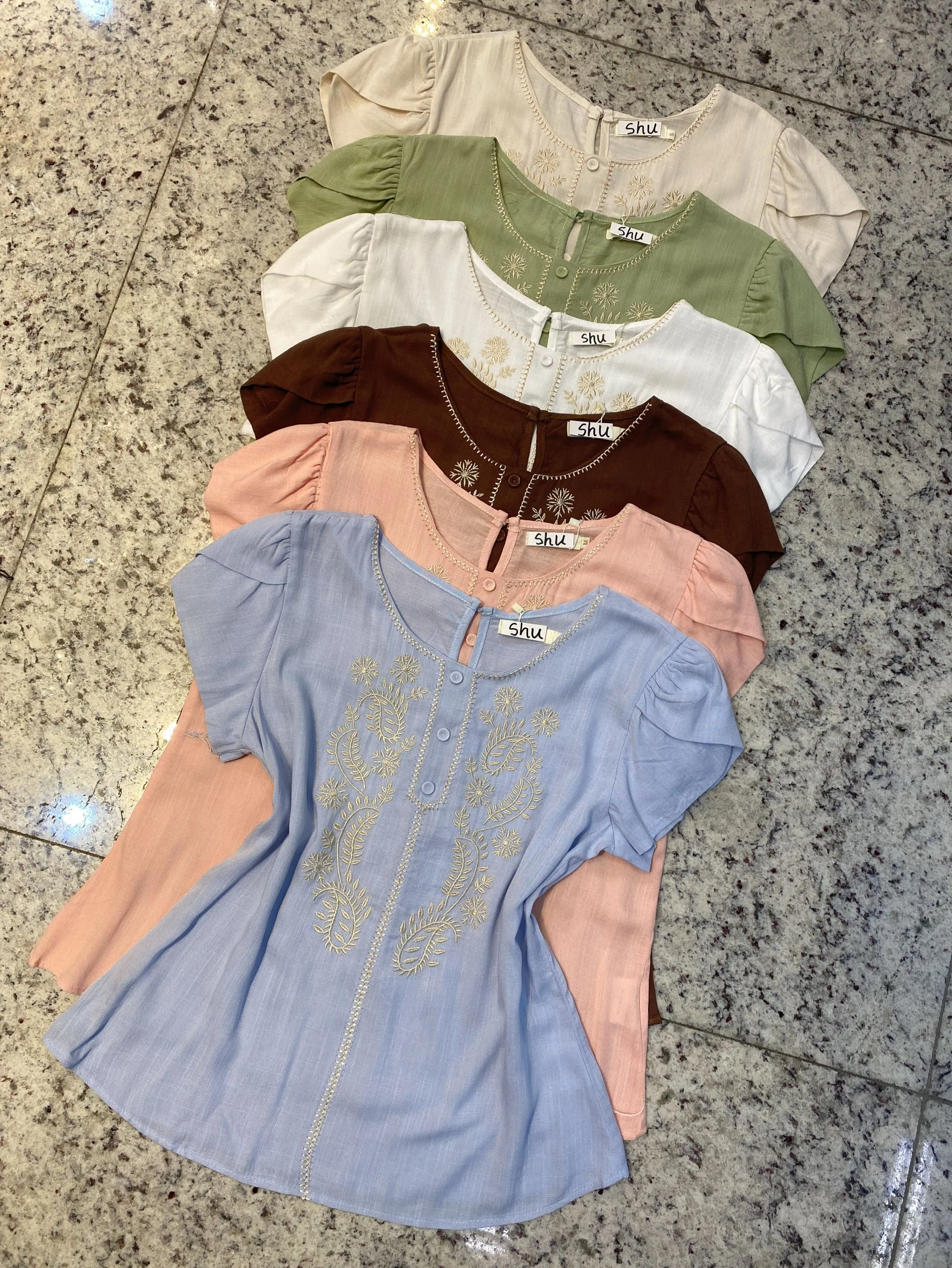 blusa com bordado manga curta shu loja