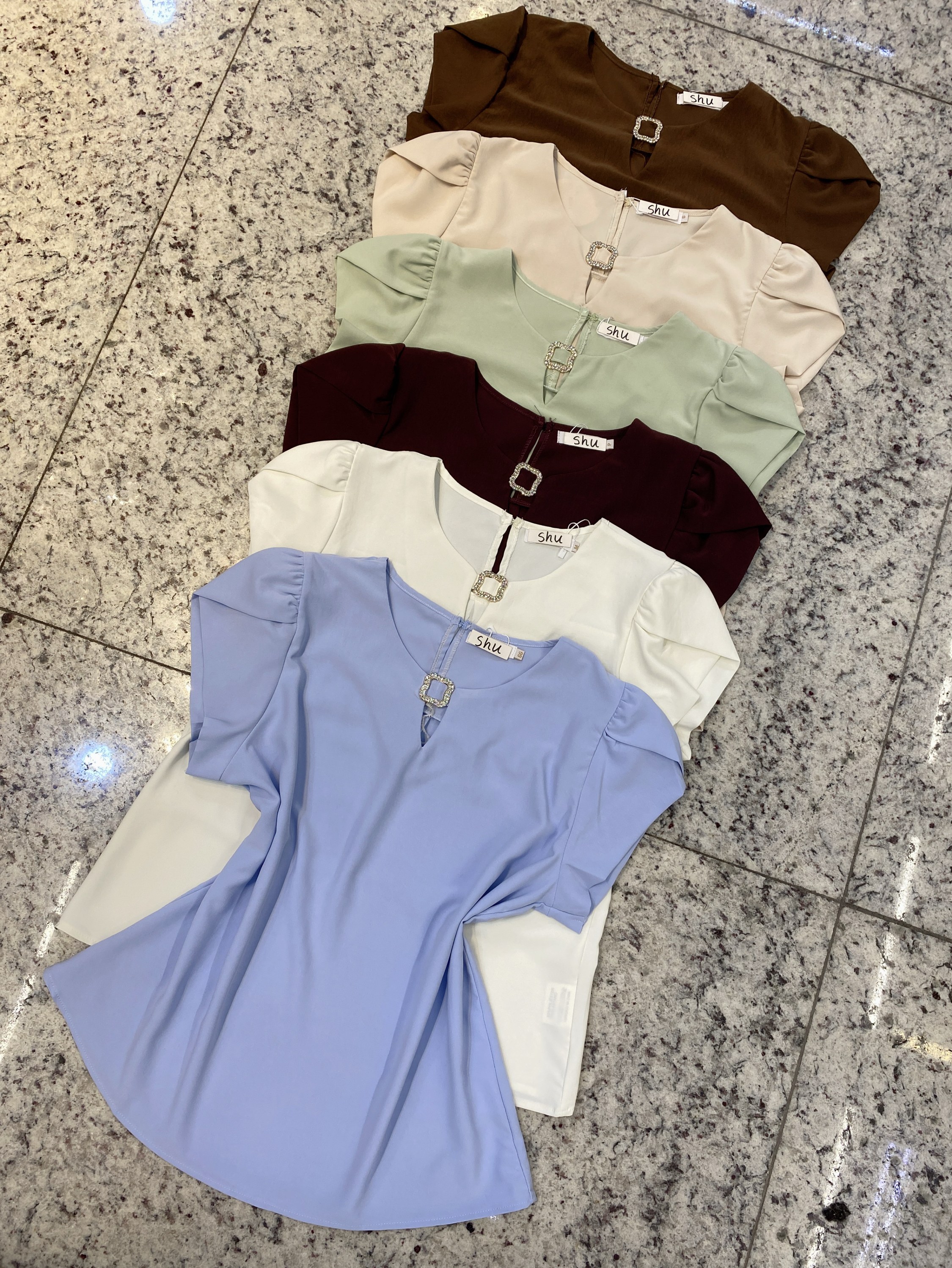 blusa lisa com fivela manga curta shu loja