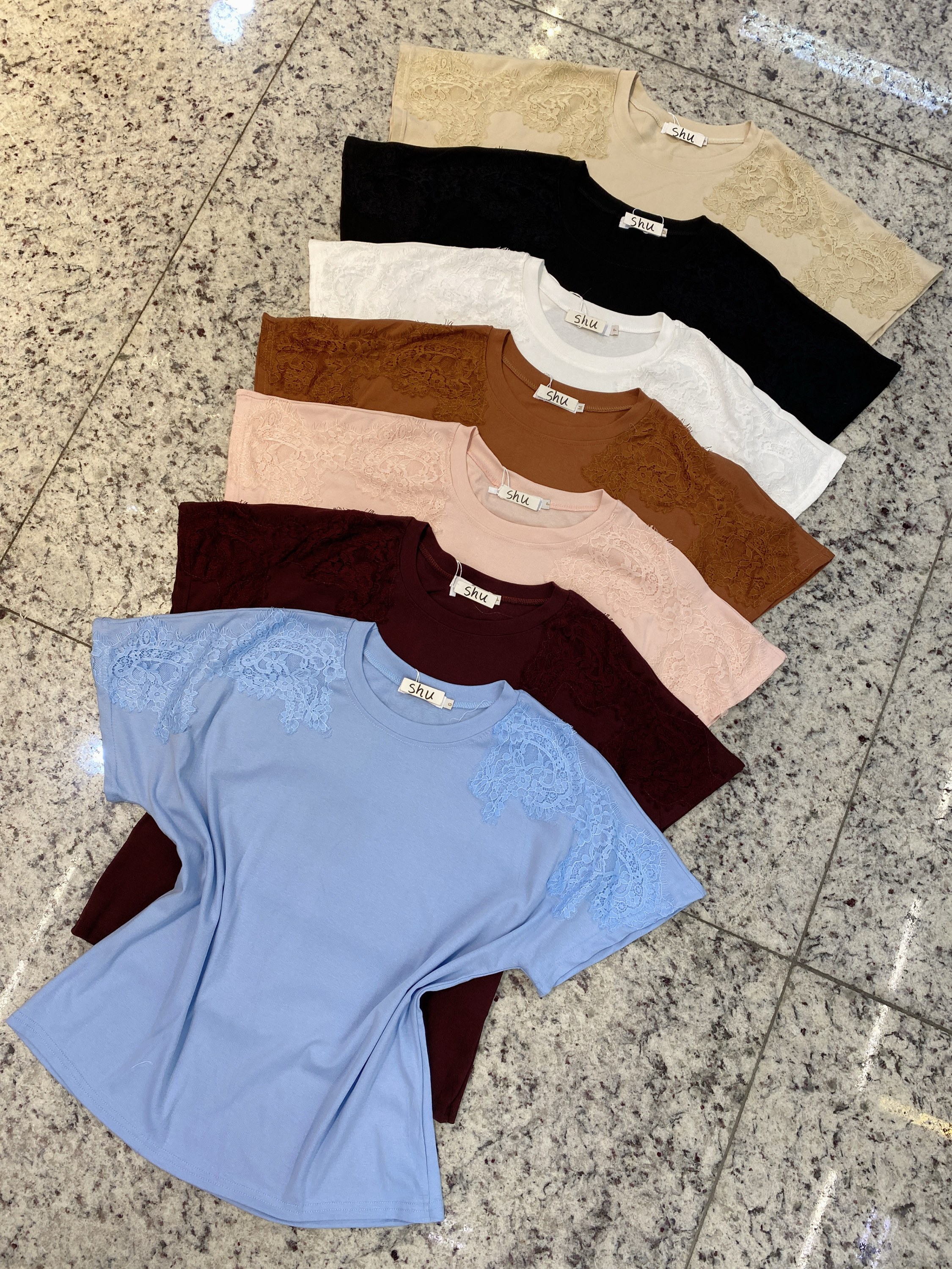 T-shirt com renda manga curta shu loja