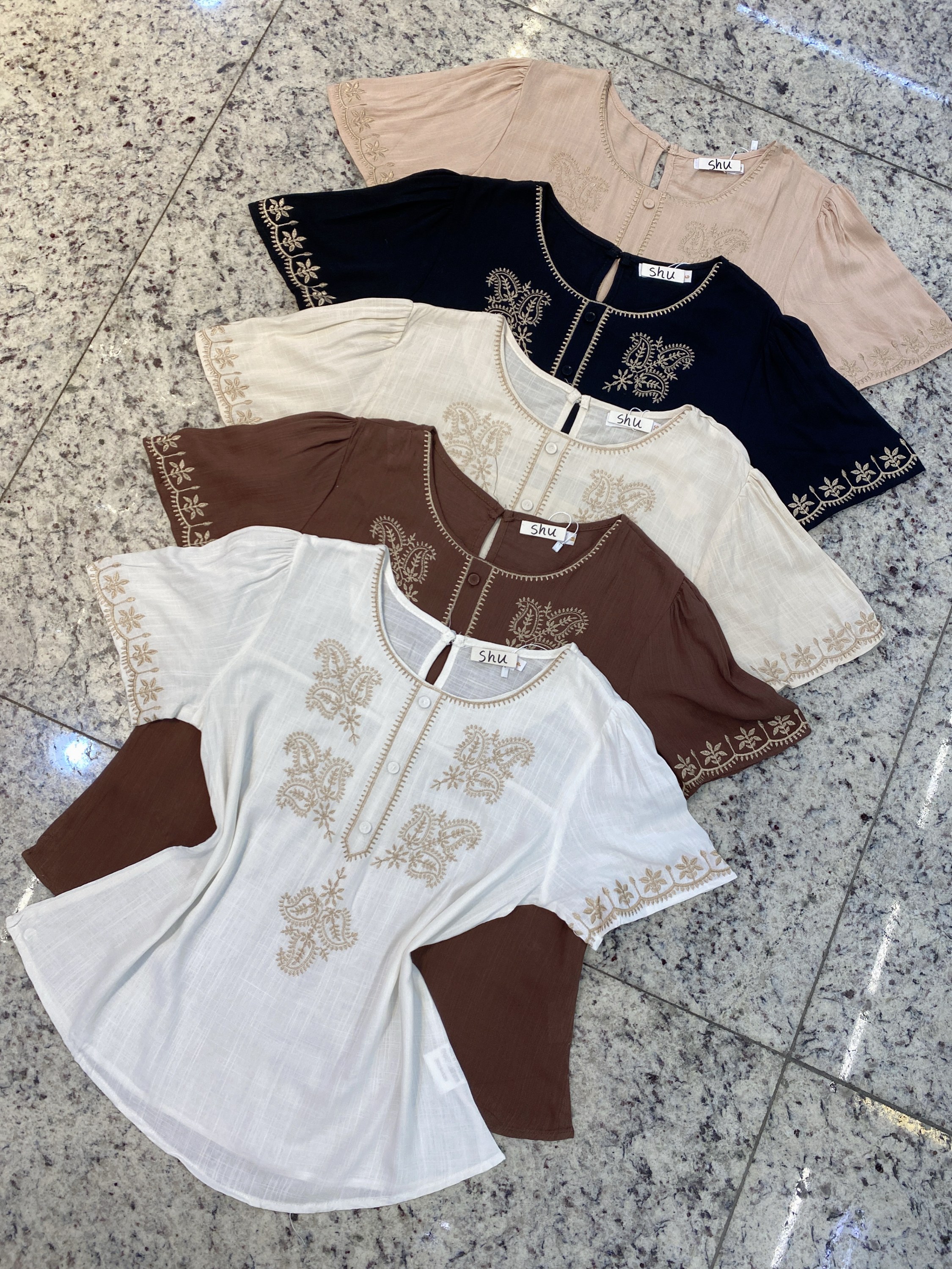 blusa com bordado manga curta shu loja