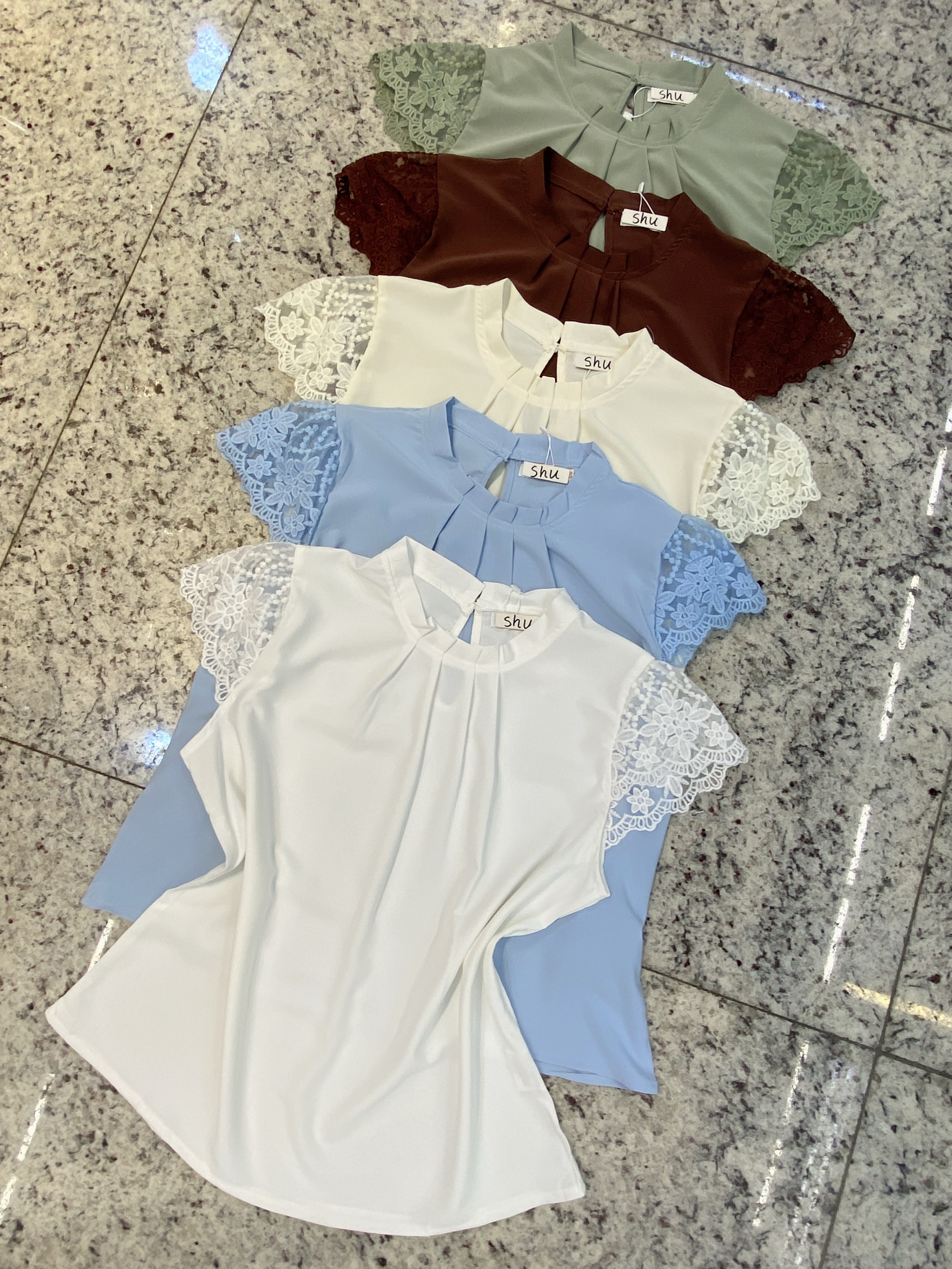 blusa lisa manga curta com renda shu loja