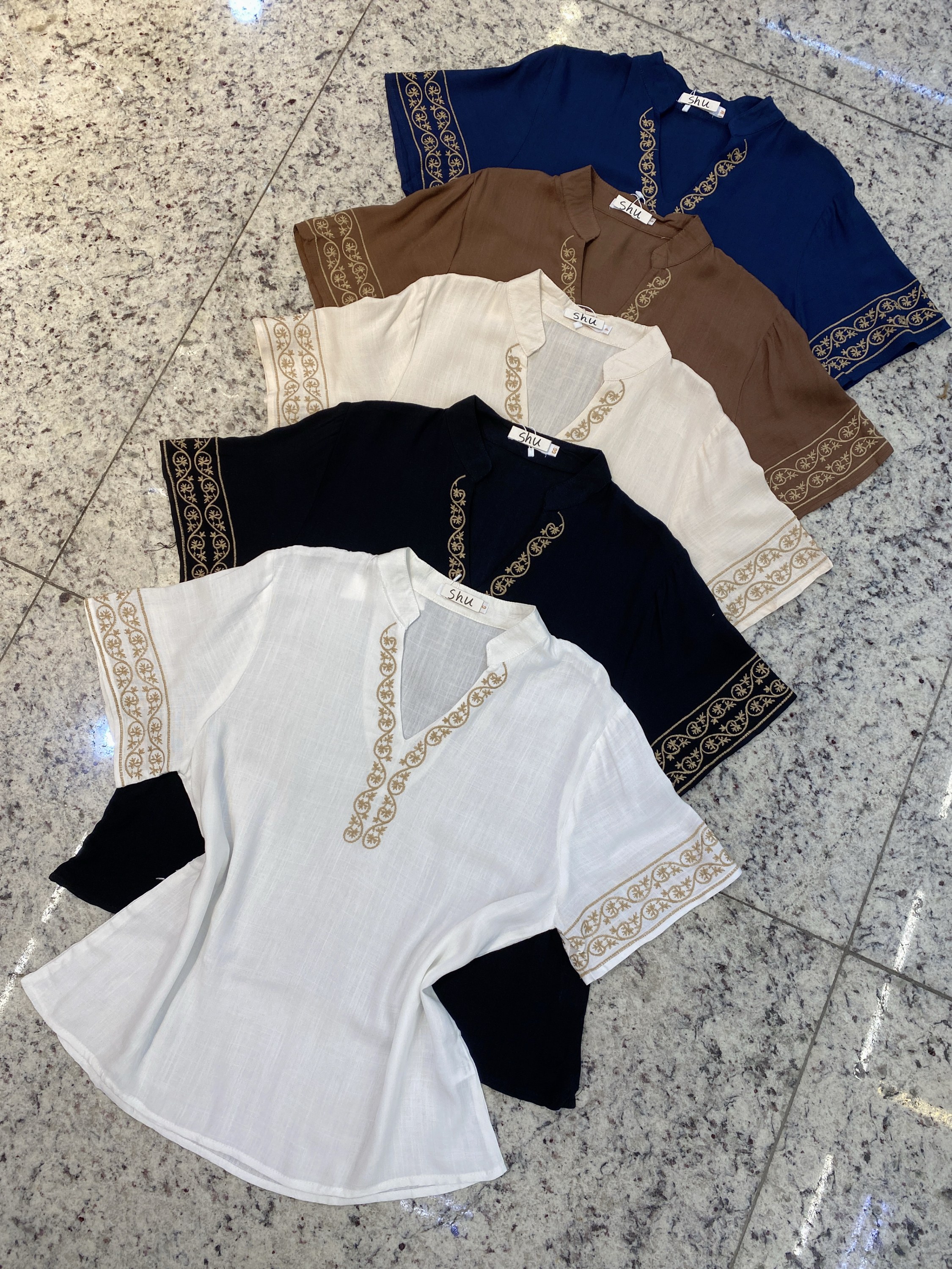 blusa com bordado manga curta shu loja