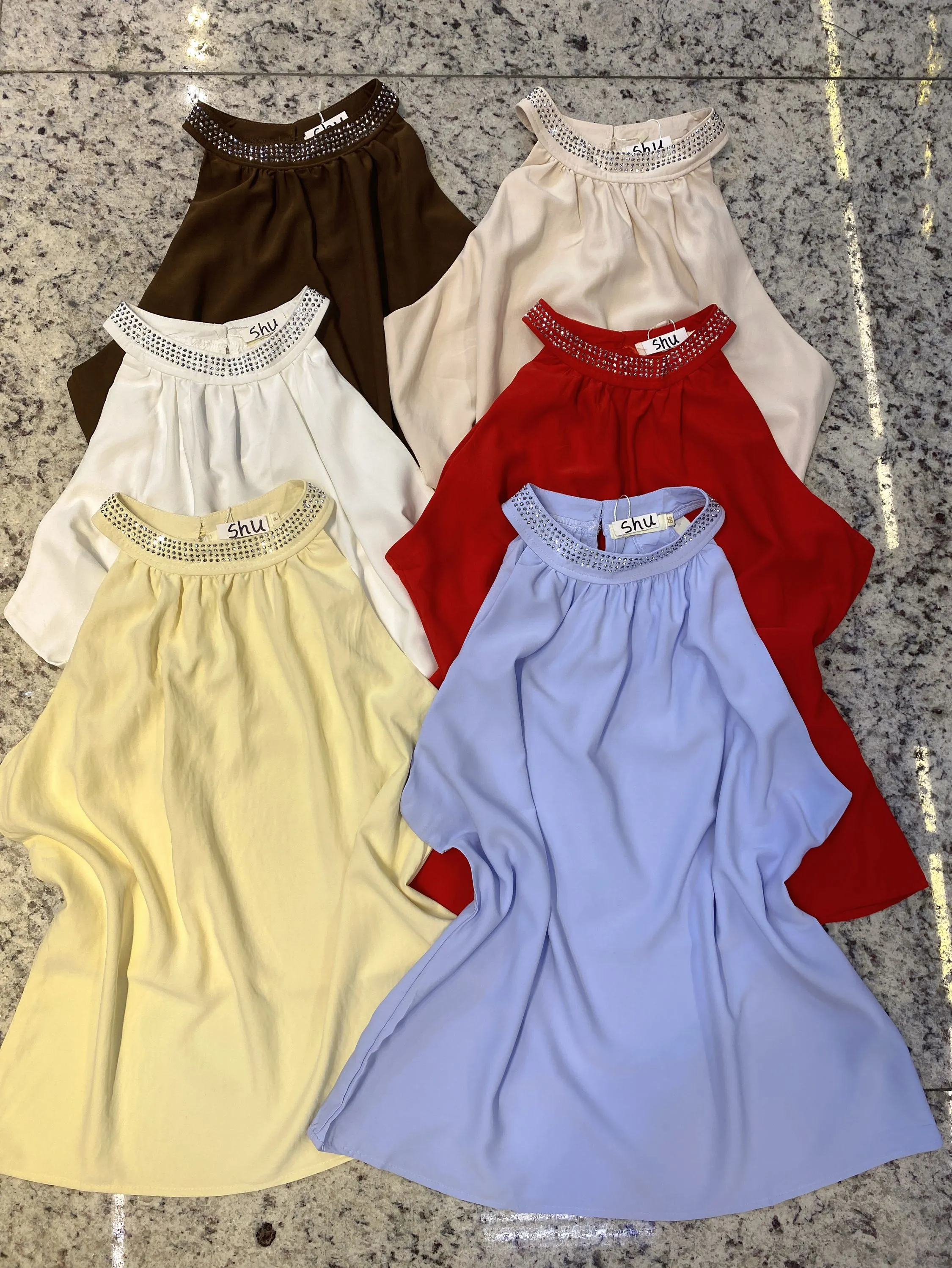 blusa lisa gola com pedras sem manga shu loja