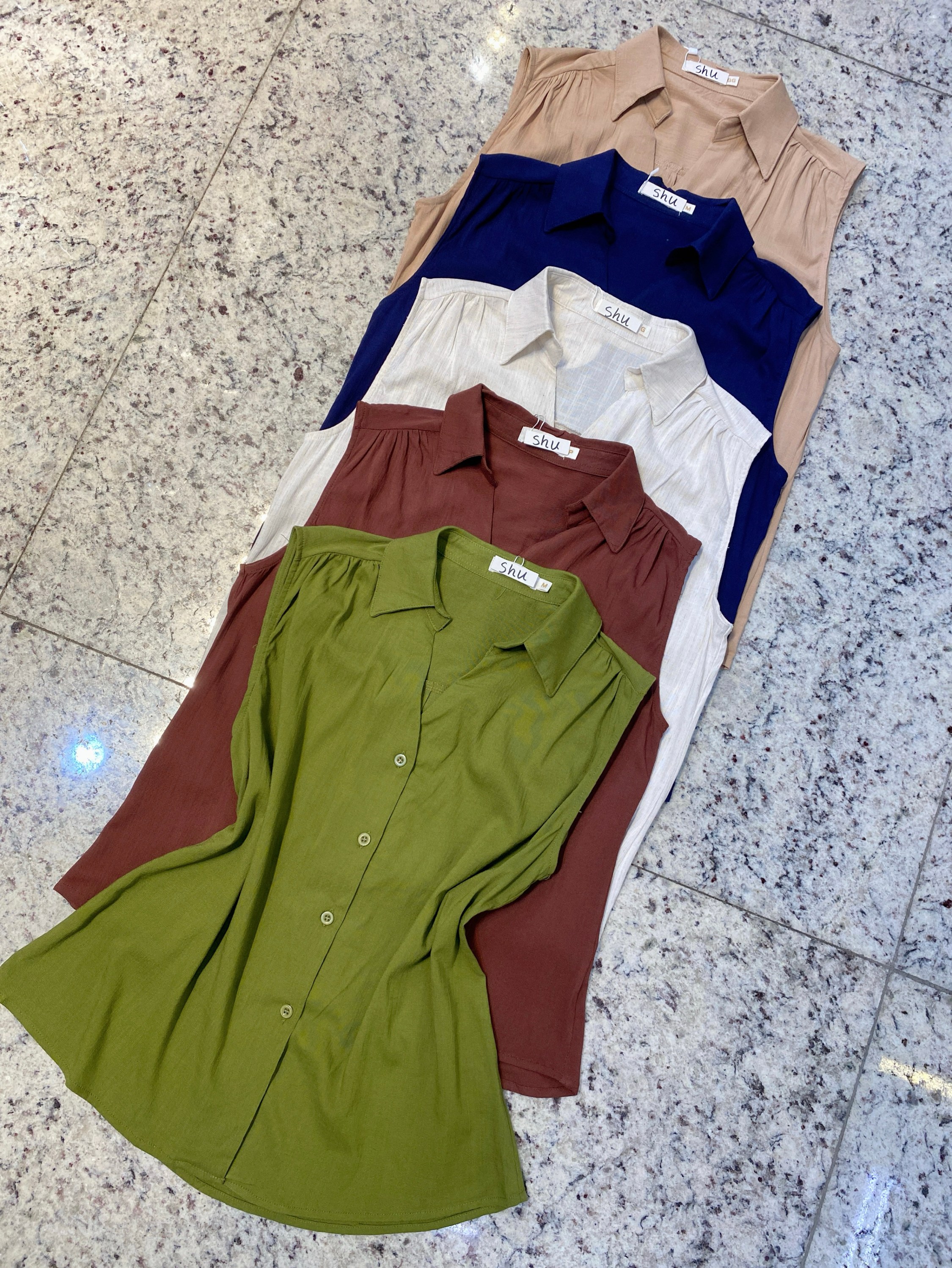 camisa lisa com elastano sem manga shu loja