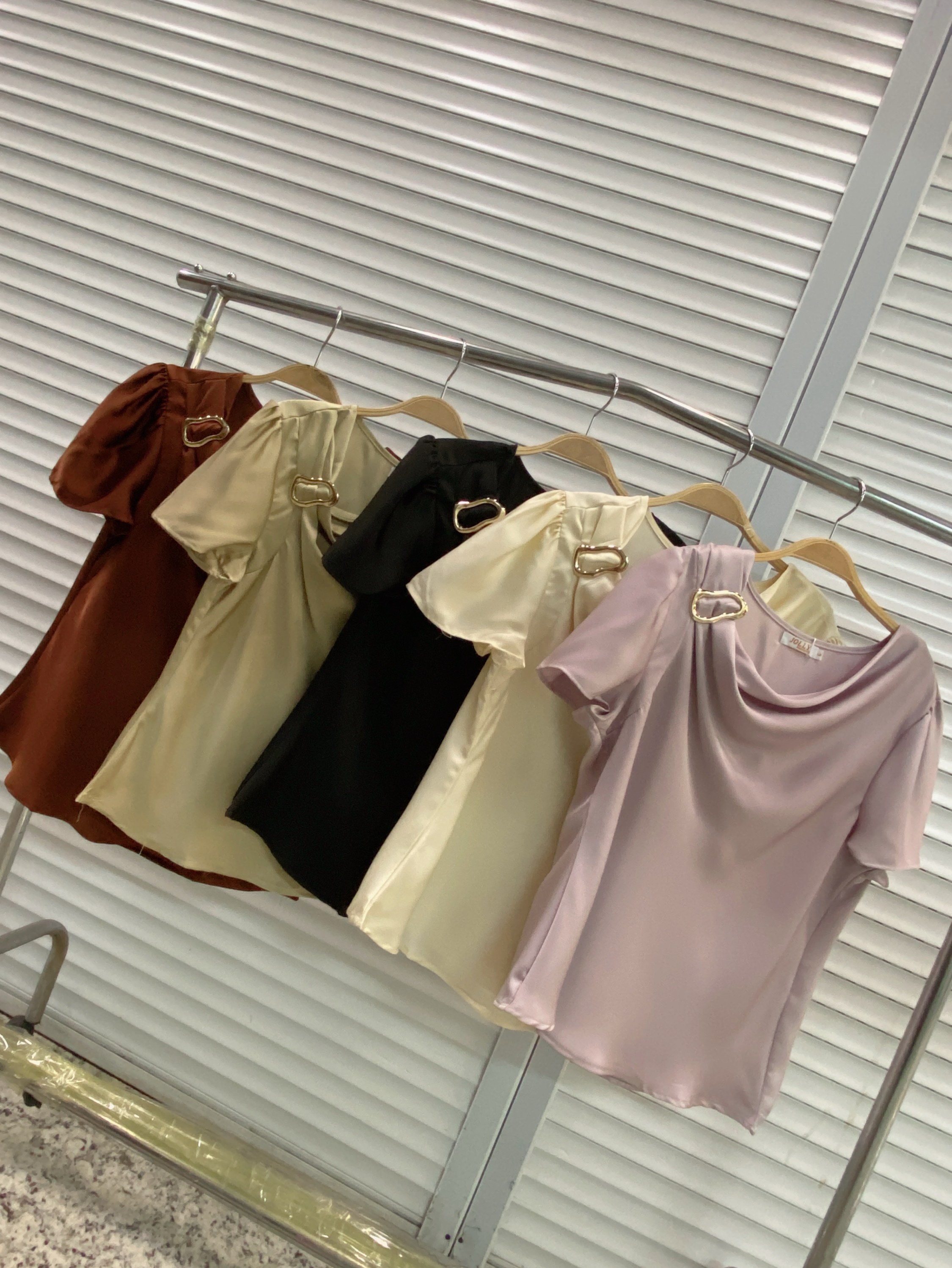 blusa com fivela manga curta shu loja