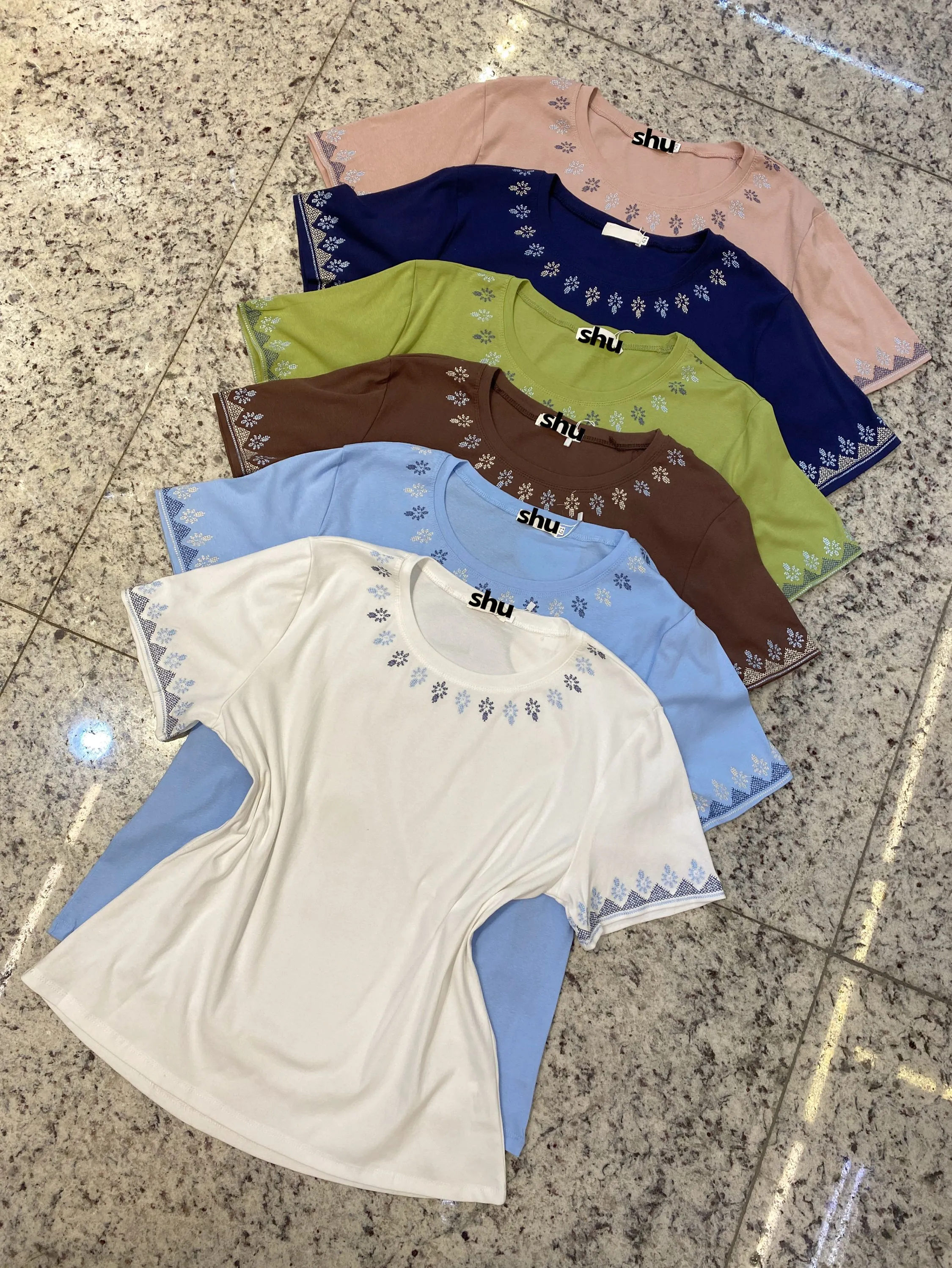 T-shirt de plus size manga curta com bordada shu loja