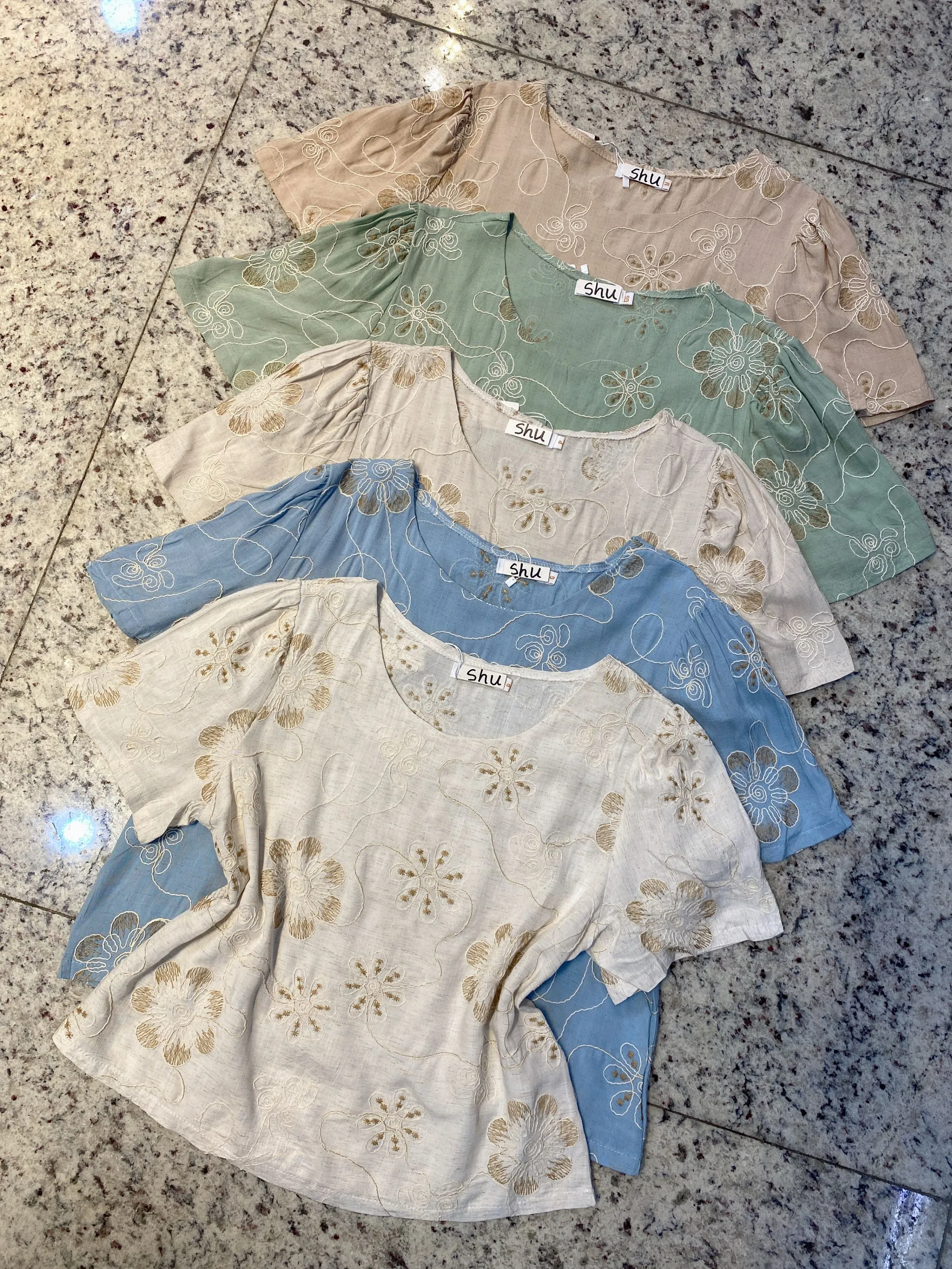 cropped com bordado manga curta shu loja