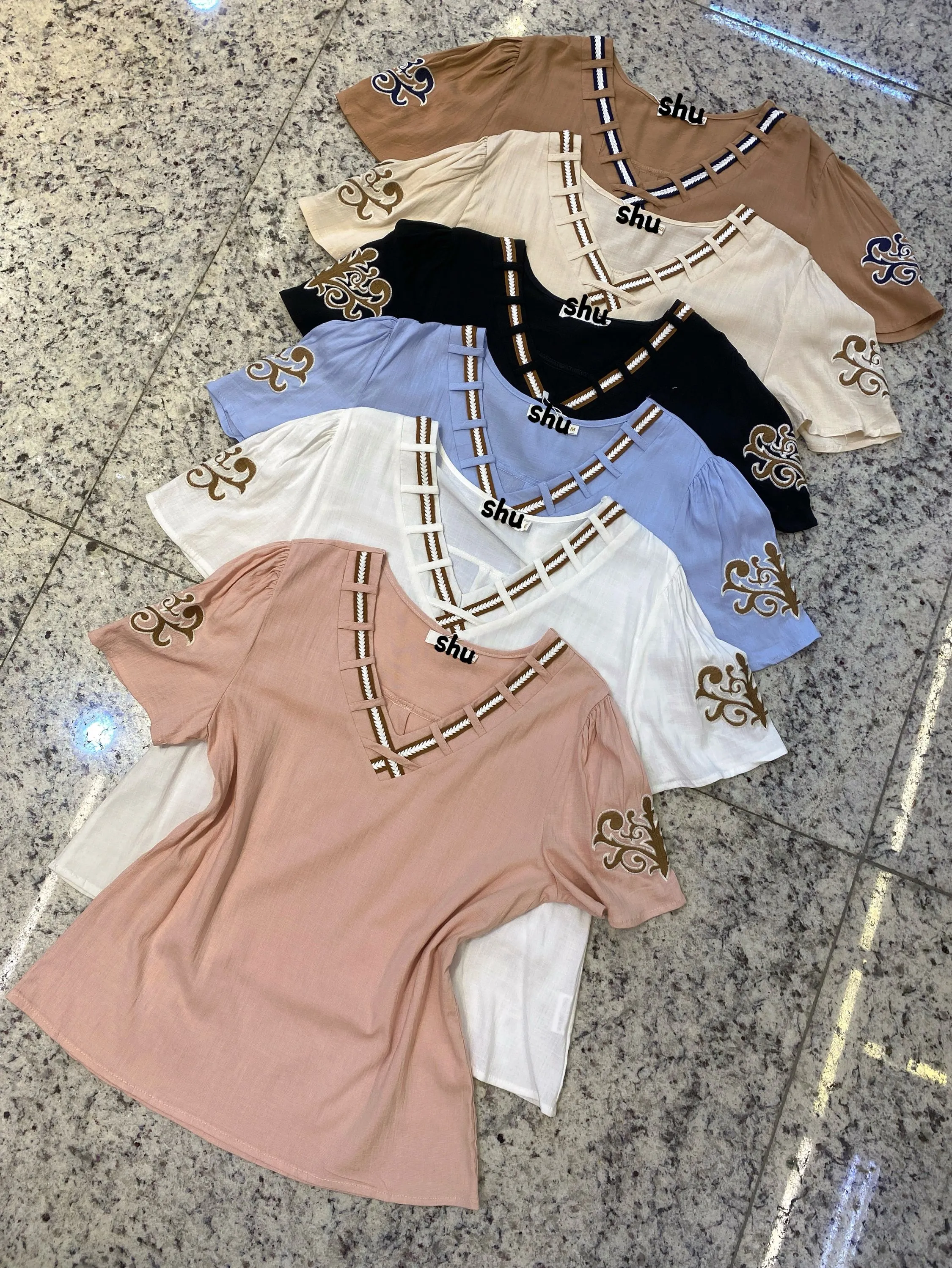 blusa com elastano com bordado manga curta shu loja
