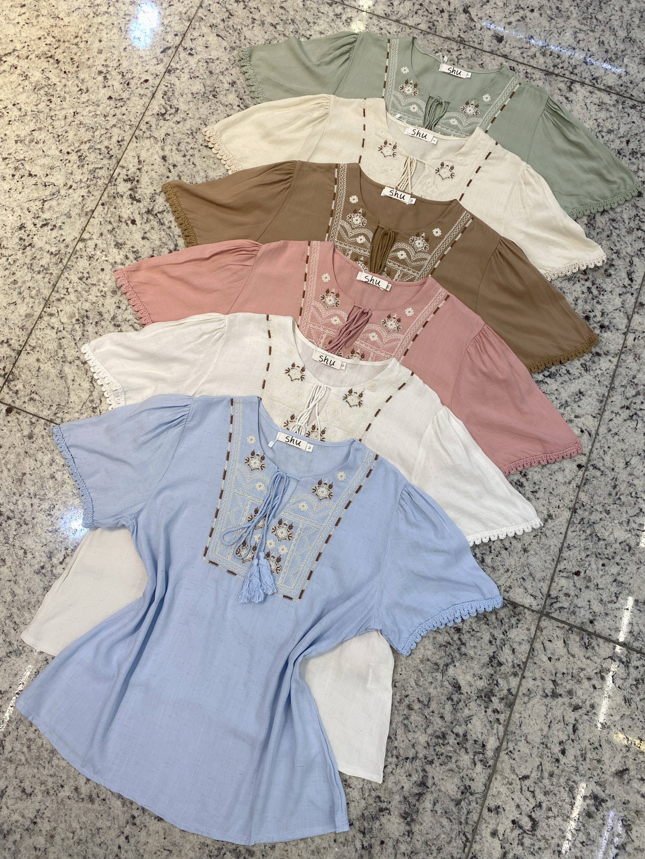 blusa com bordado manga curta shu loja