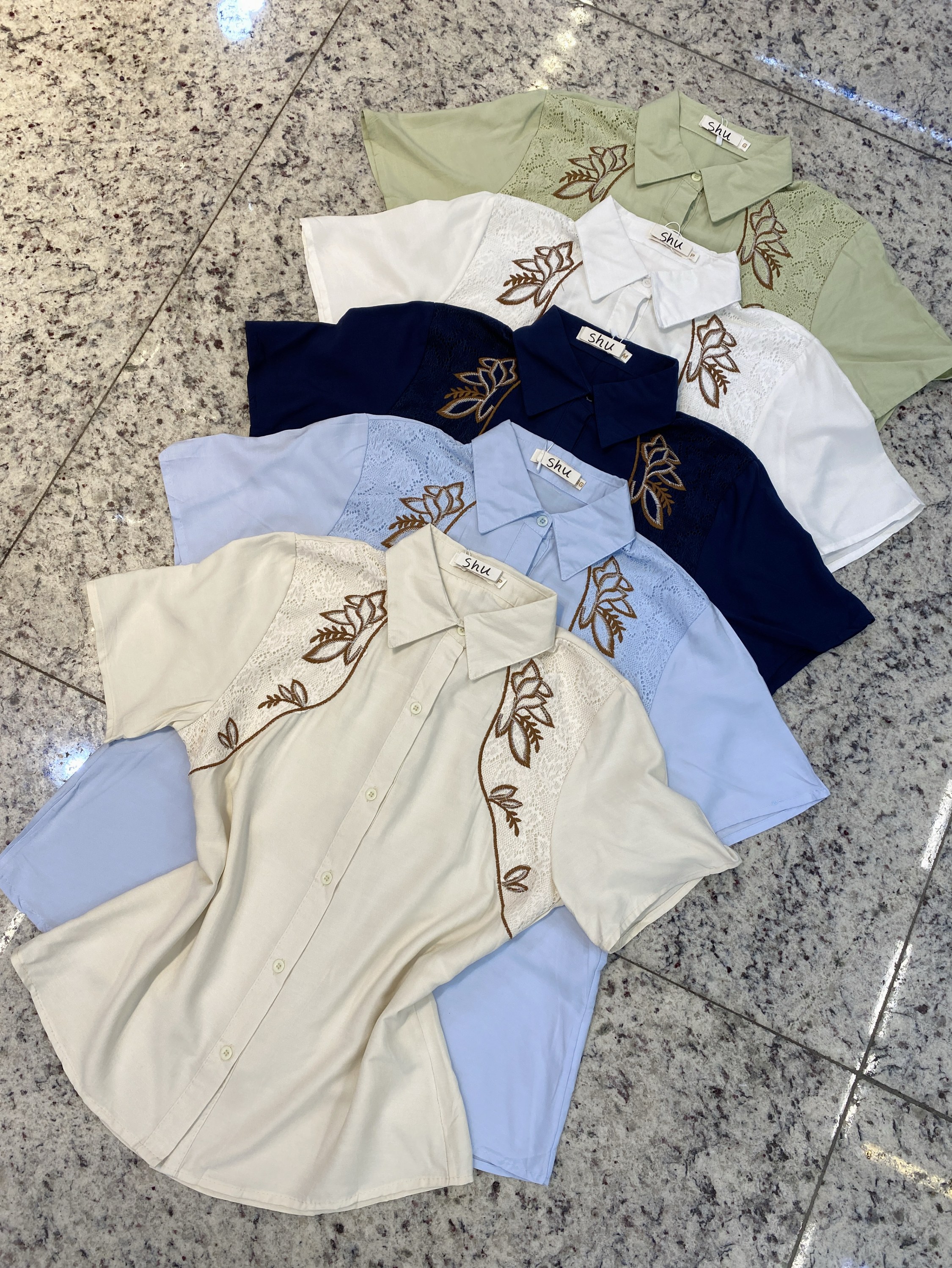 blusa com bordado manga curta shu loja