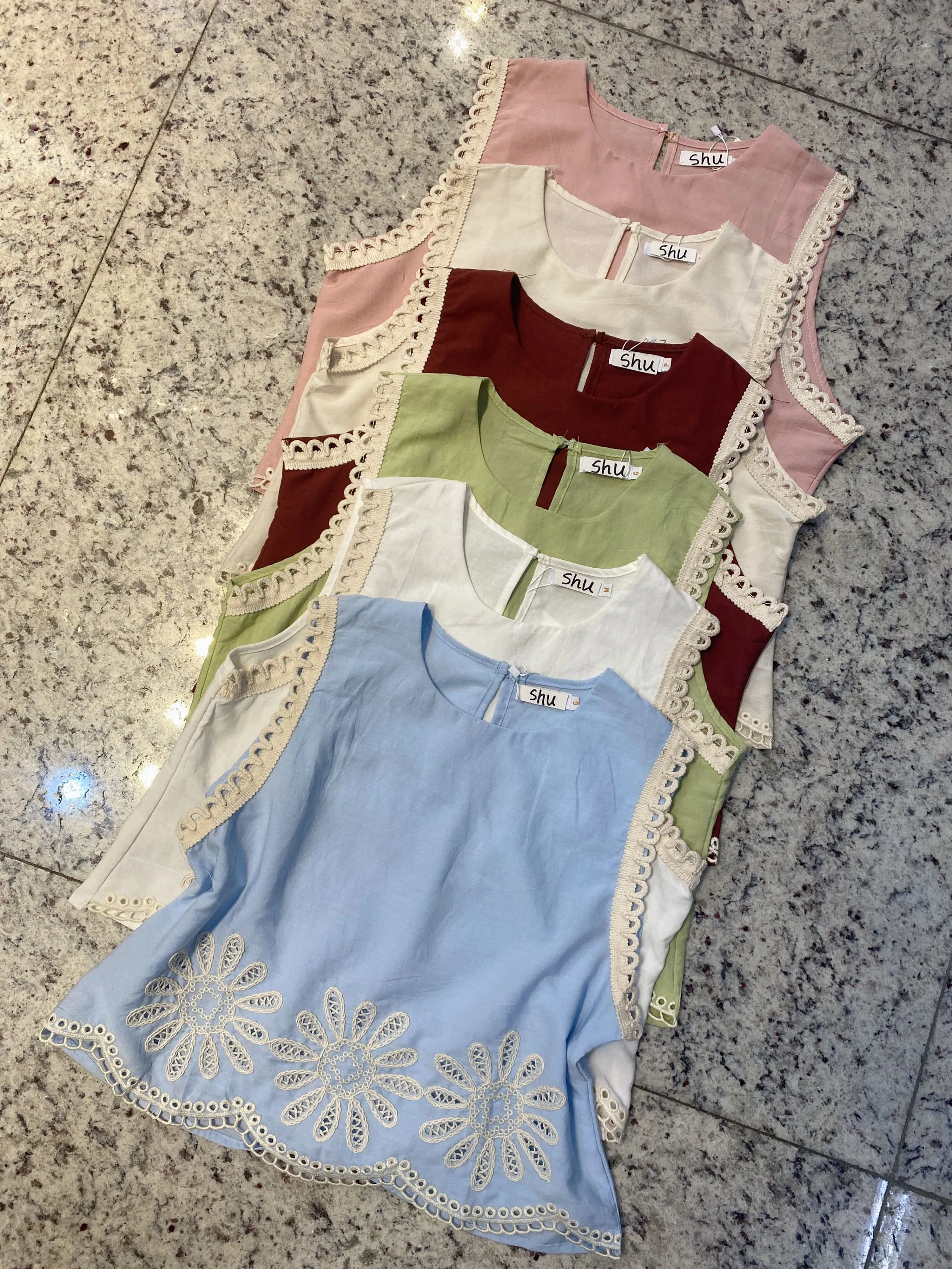 cropped com bordado sem manga shu loja