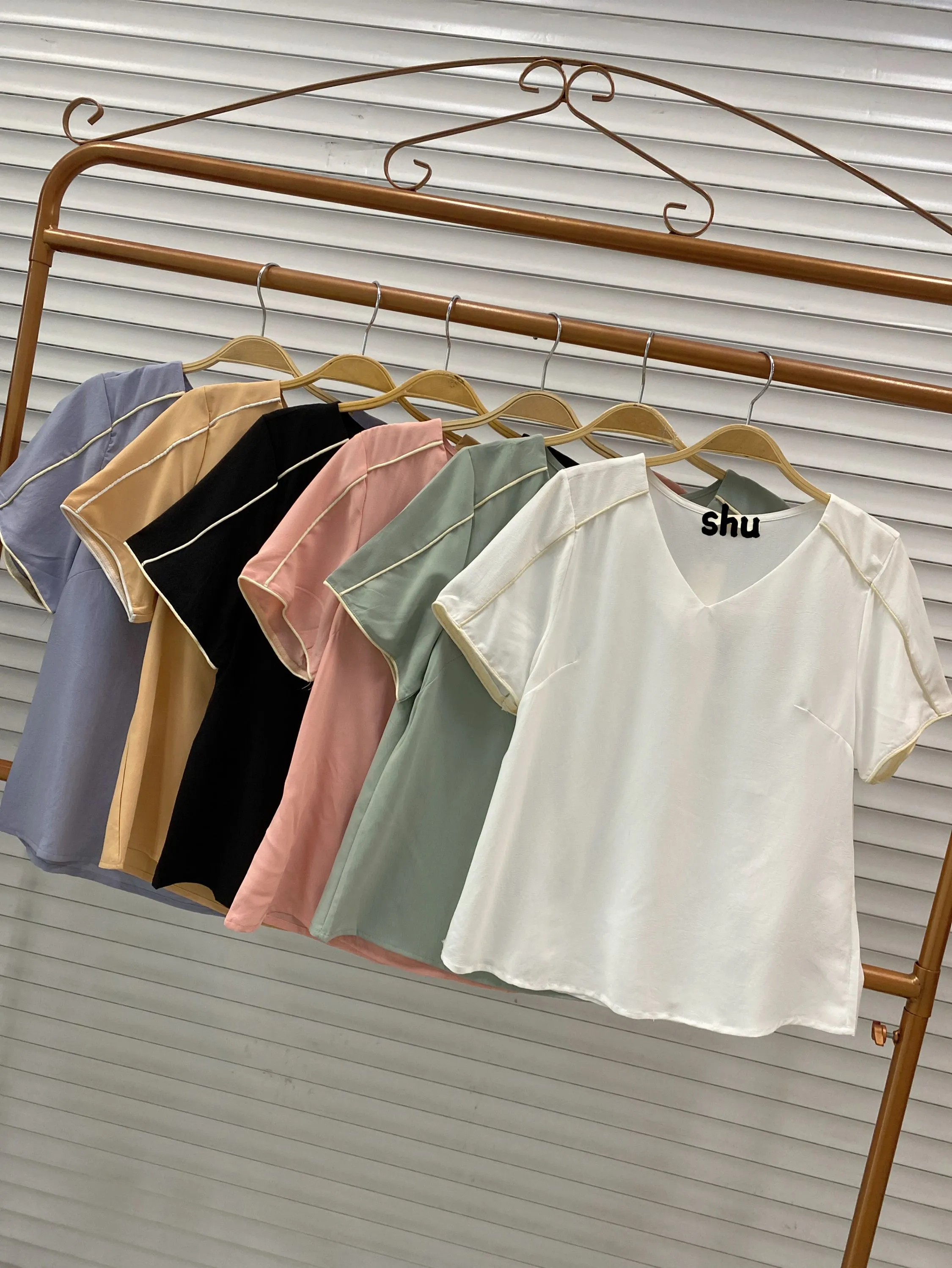 blusa lisa gola V manga curta shu loja