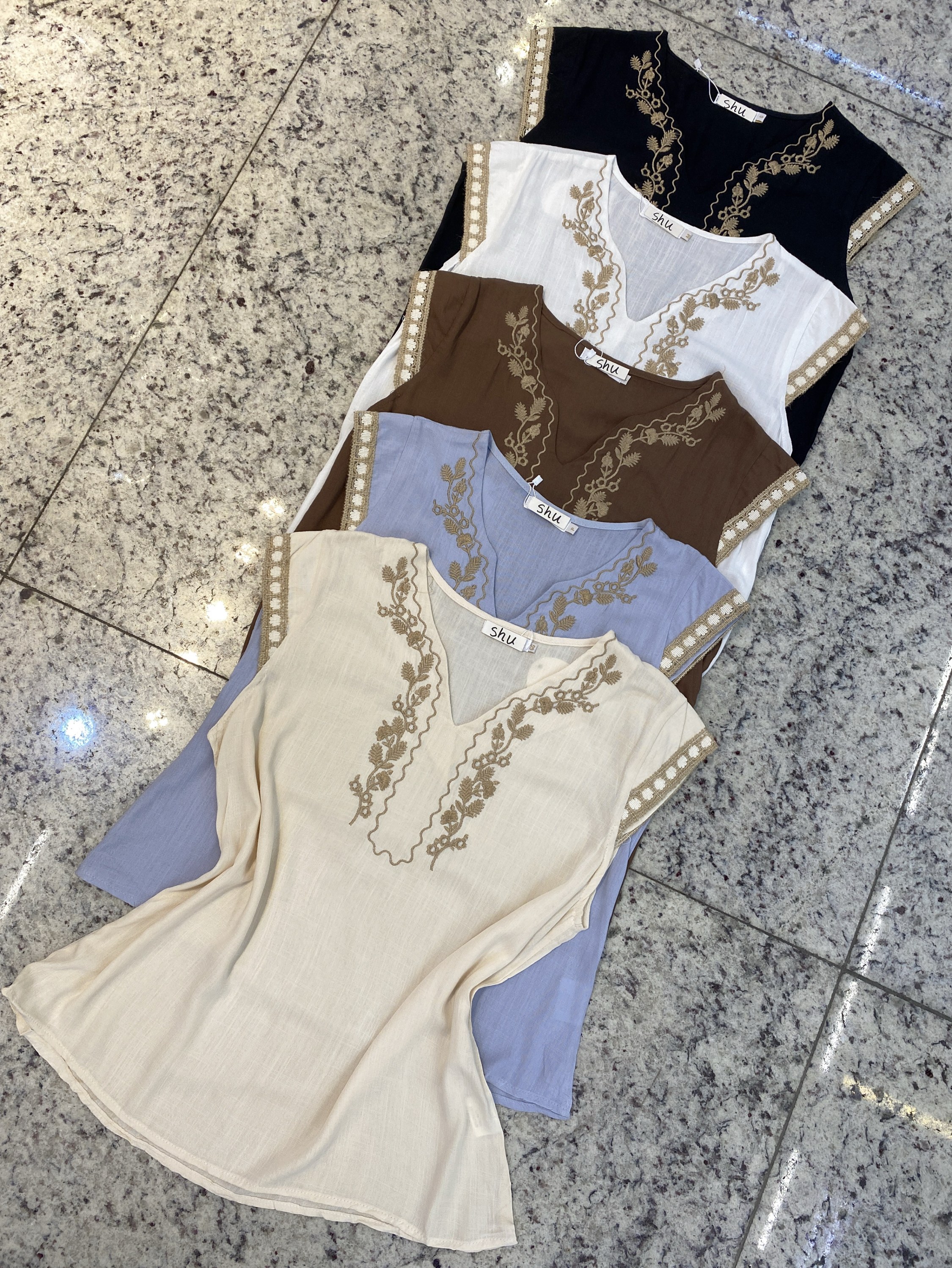 blusa com bordada manga curta shu loja