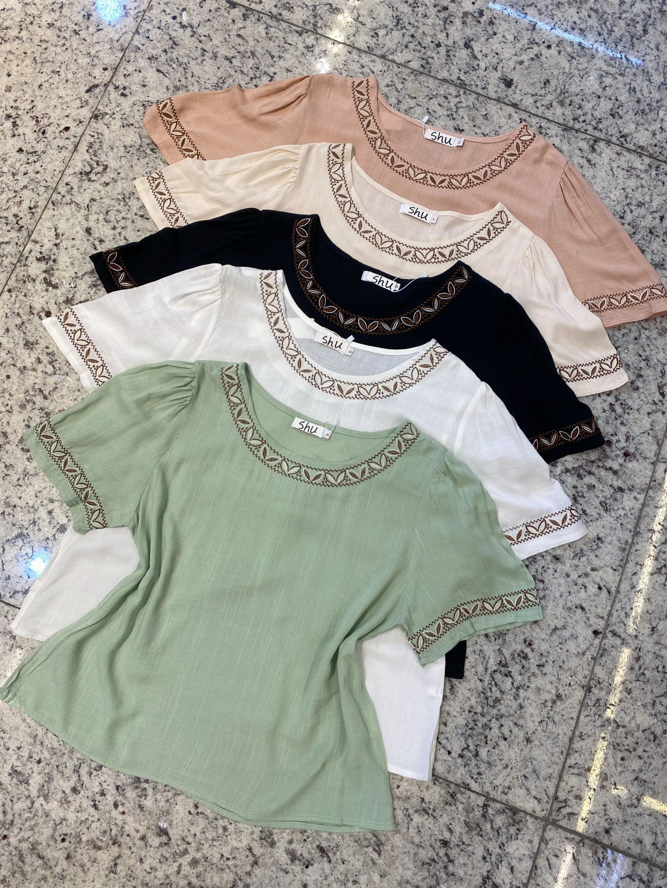 blusa com bordado manga curta shu loja