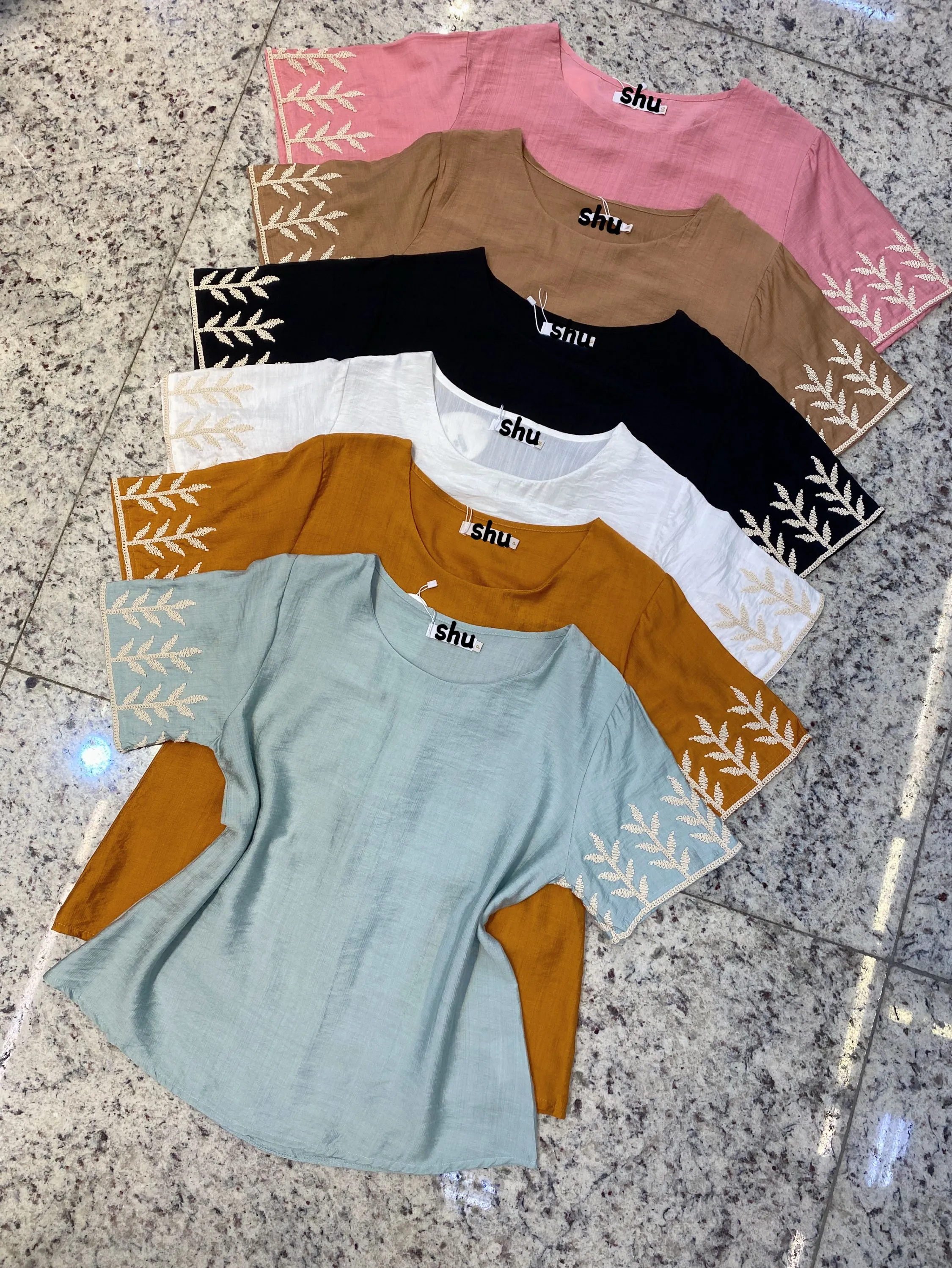 blusa com bordada manga curta shu loja