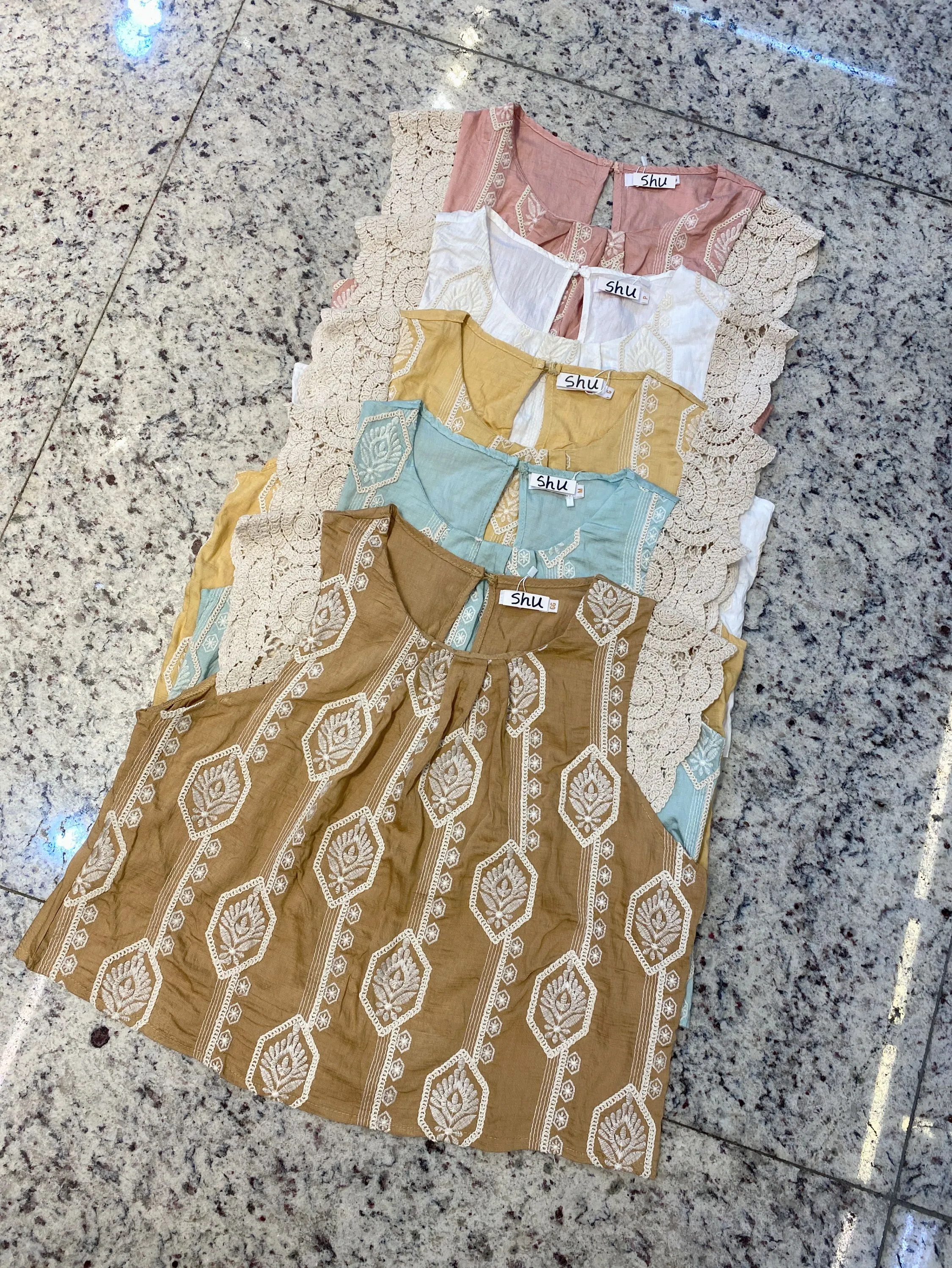 cropped com bordado sem manga shu loja