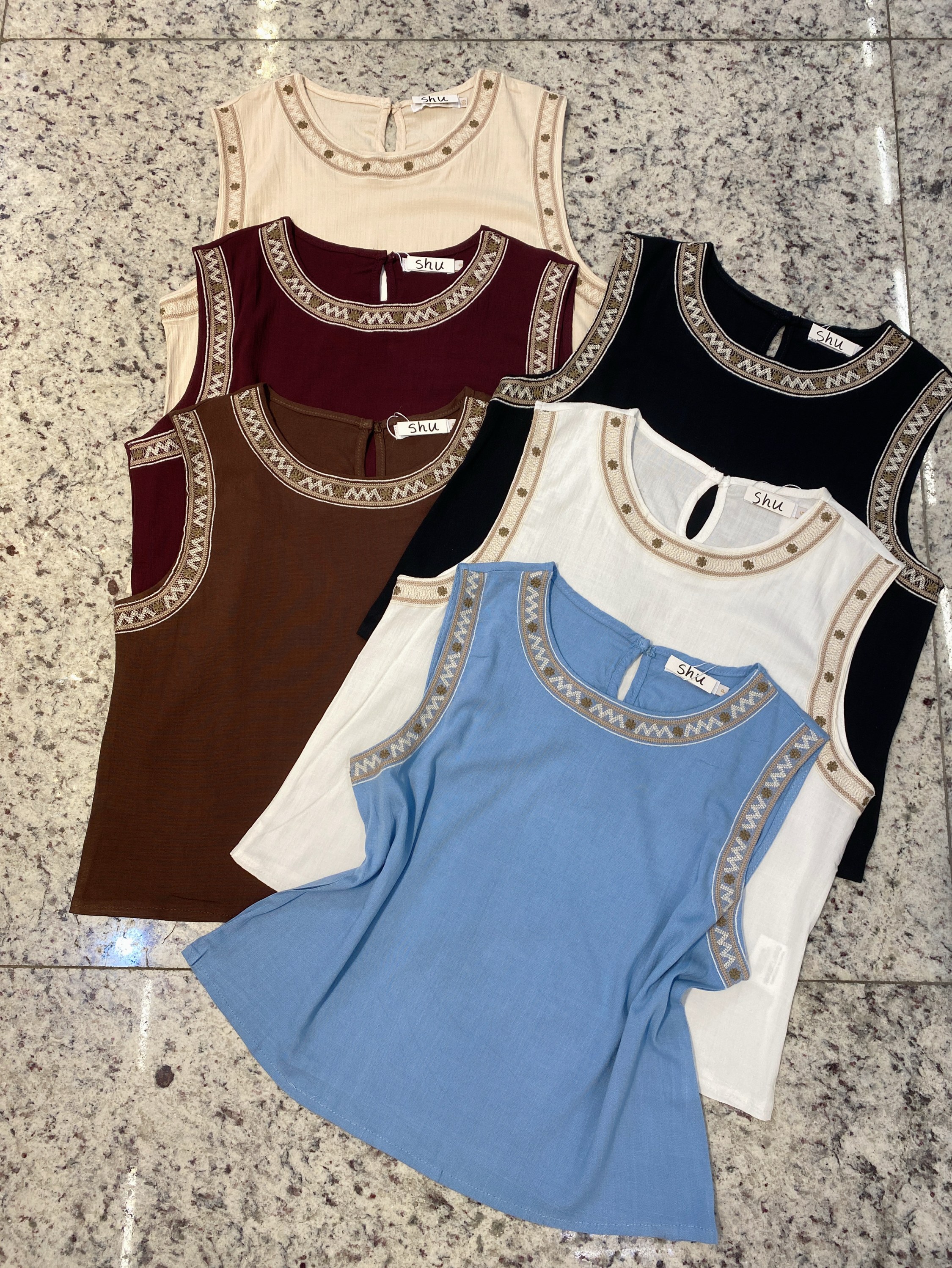 cropped com bordado sem manga shu loja