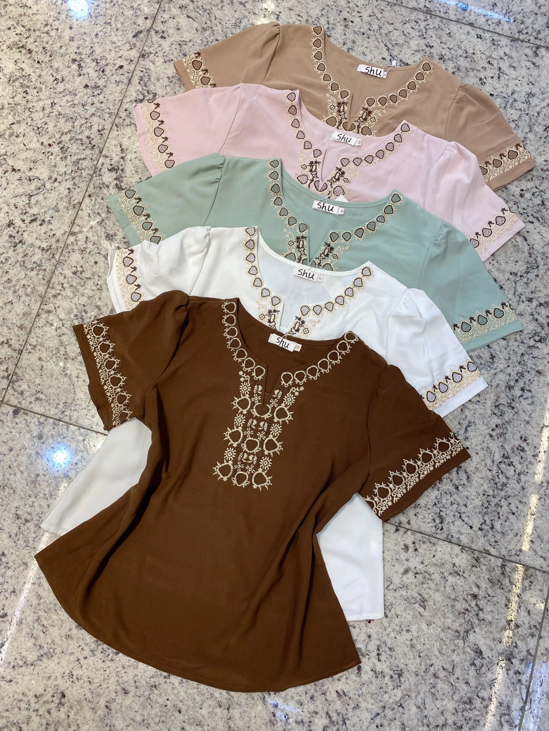 blusa manga curta com bordado shu loja