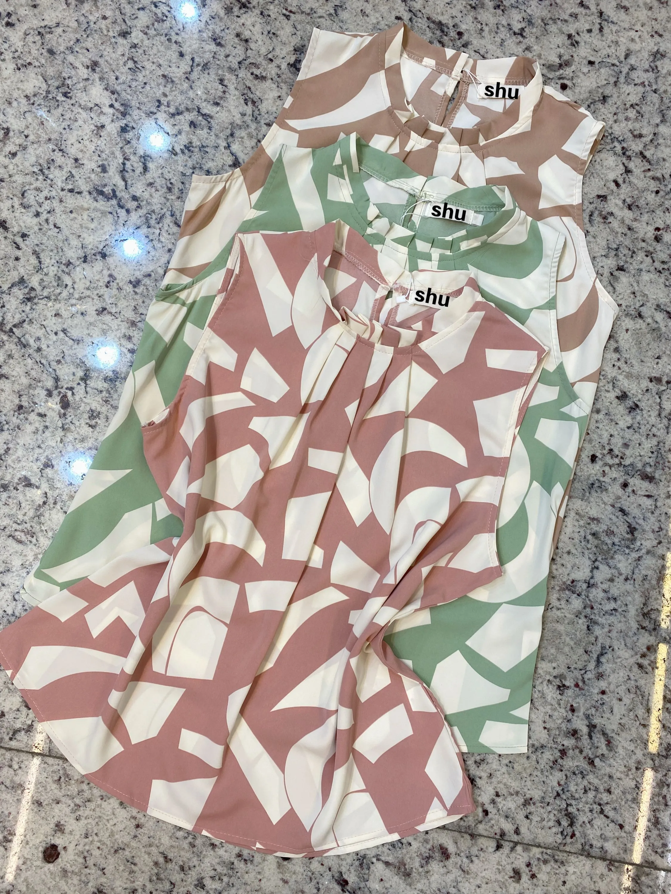 blusa  estampado sem manga gola babado shu loja