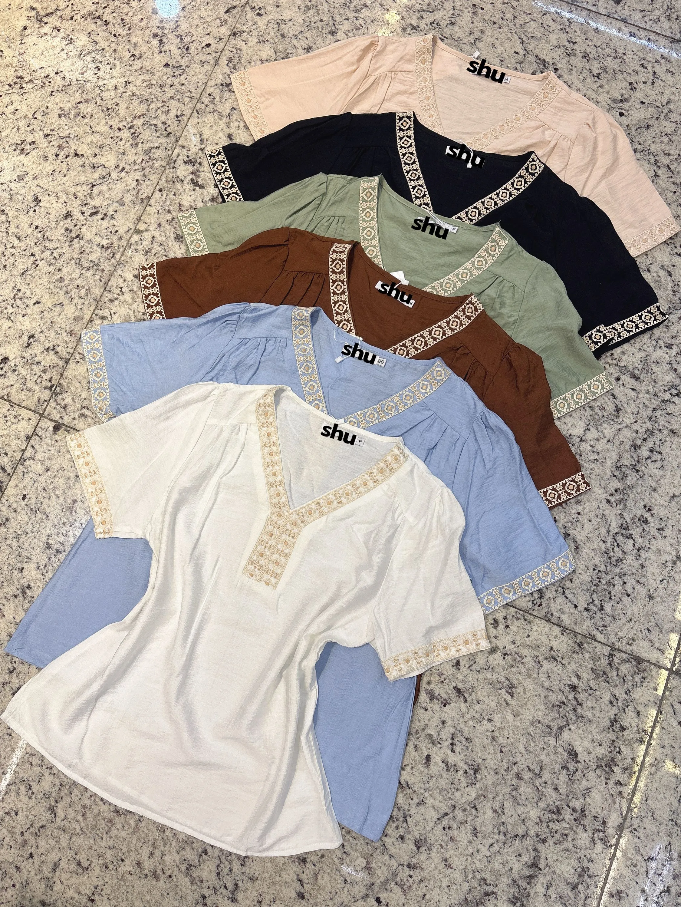 blusa lisa com bordado manga curta shu loja