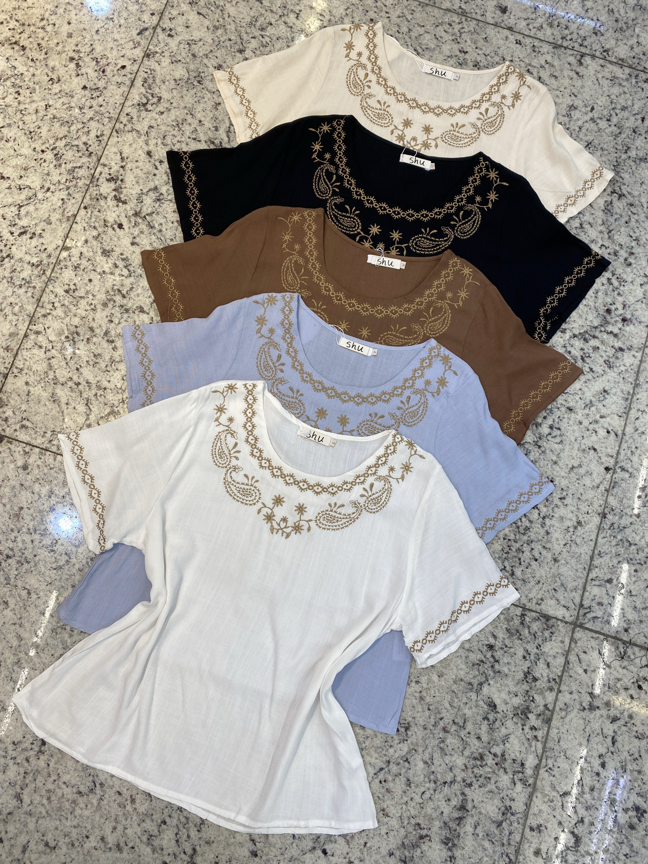 blusa com bordado manga curta shu loja