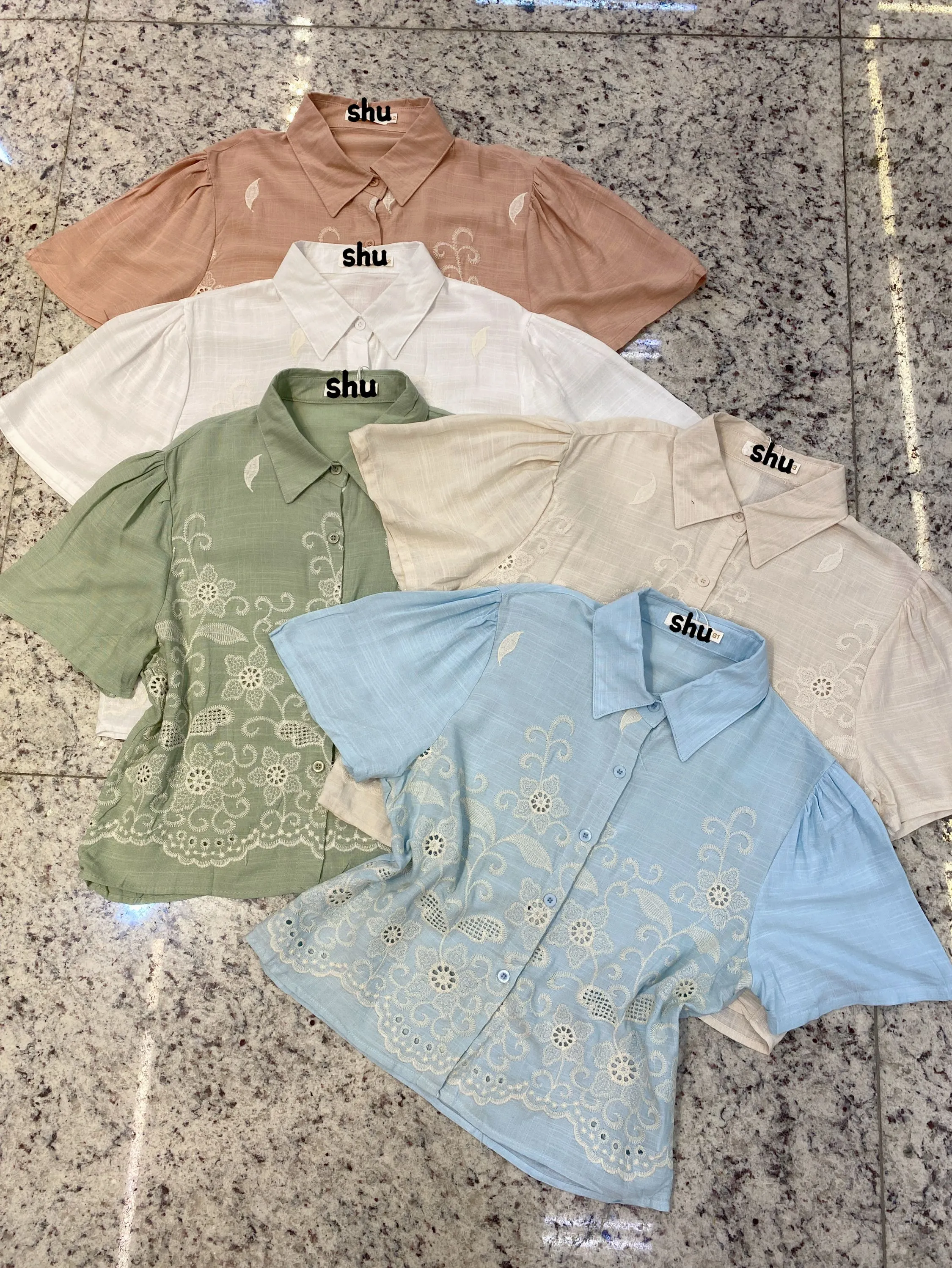 plus size de cropped com bordado manga curta shu loja