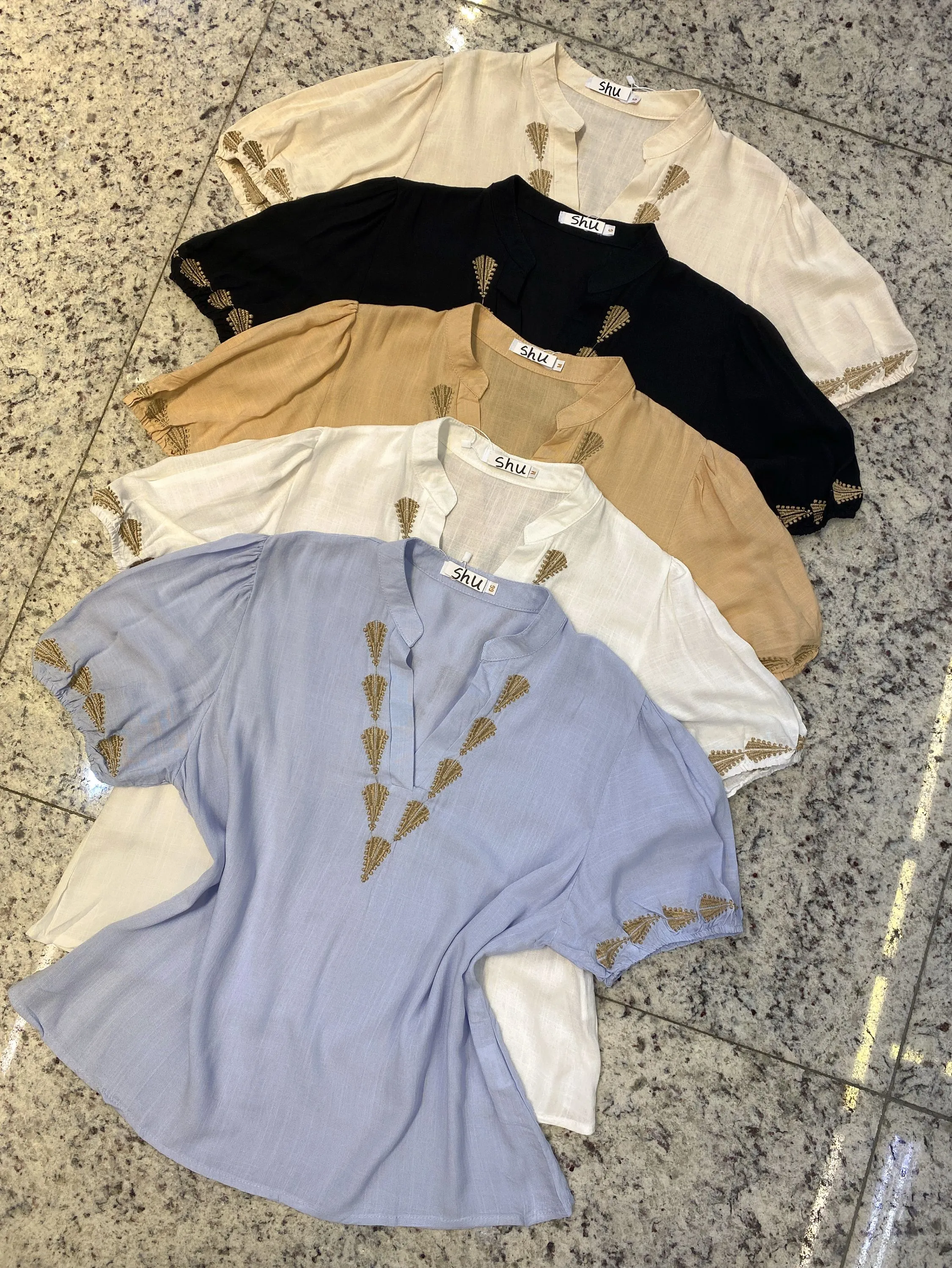 blusa com bordado manga curta shu loja