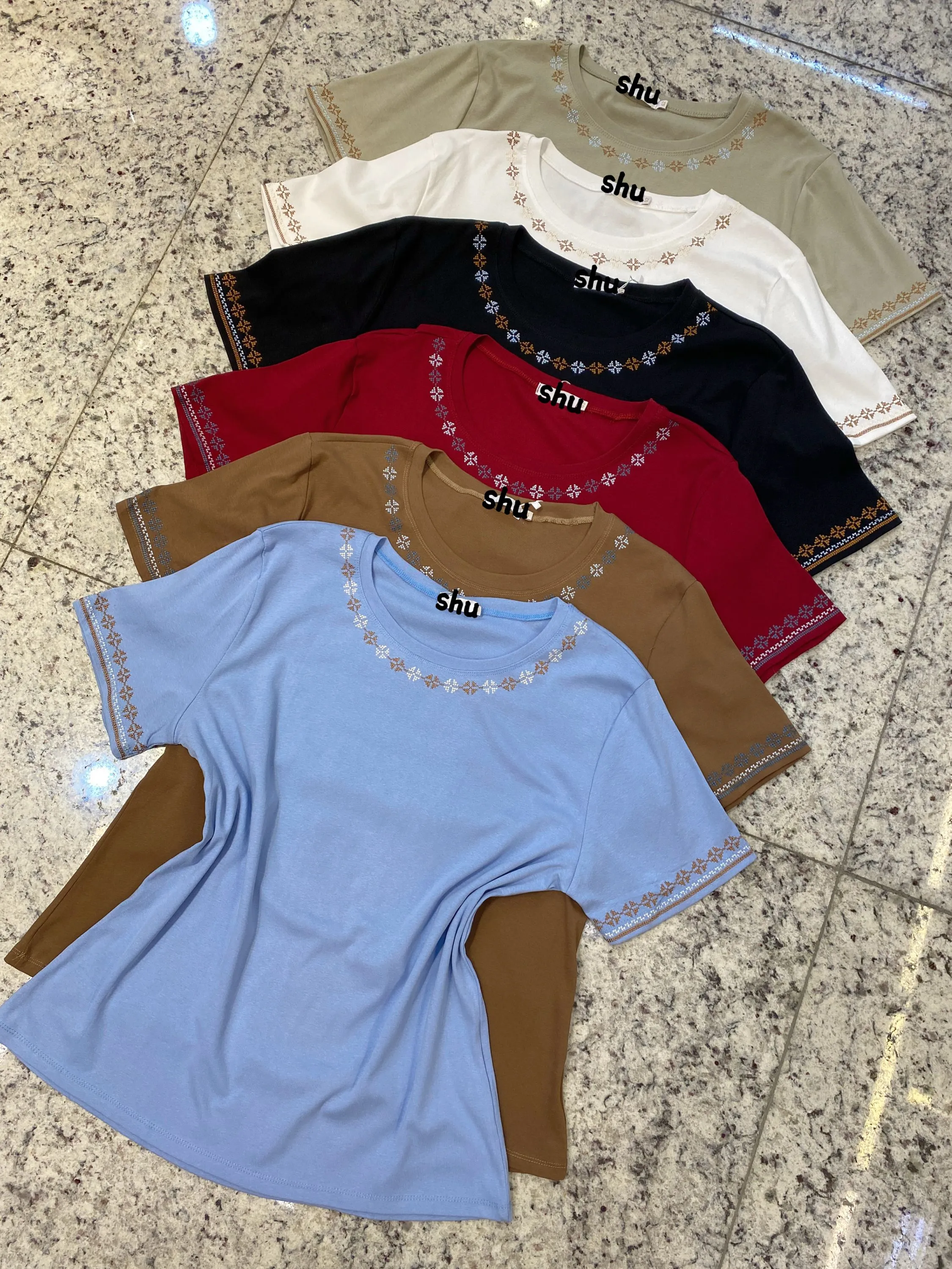 T-shirt de plus size com bordado manga curta shu loja