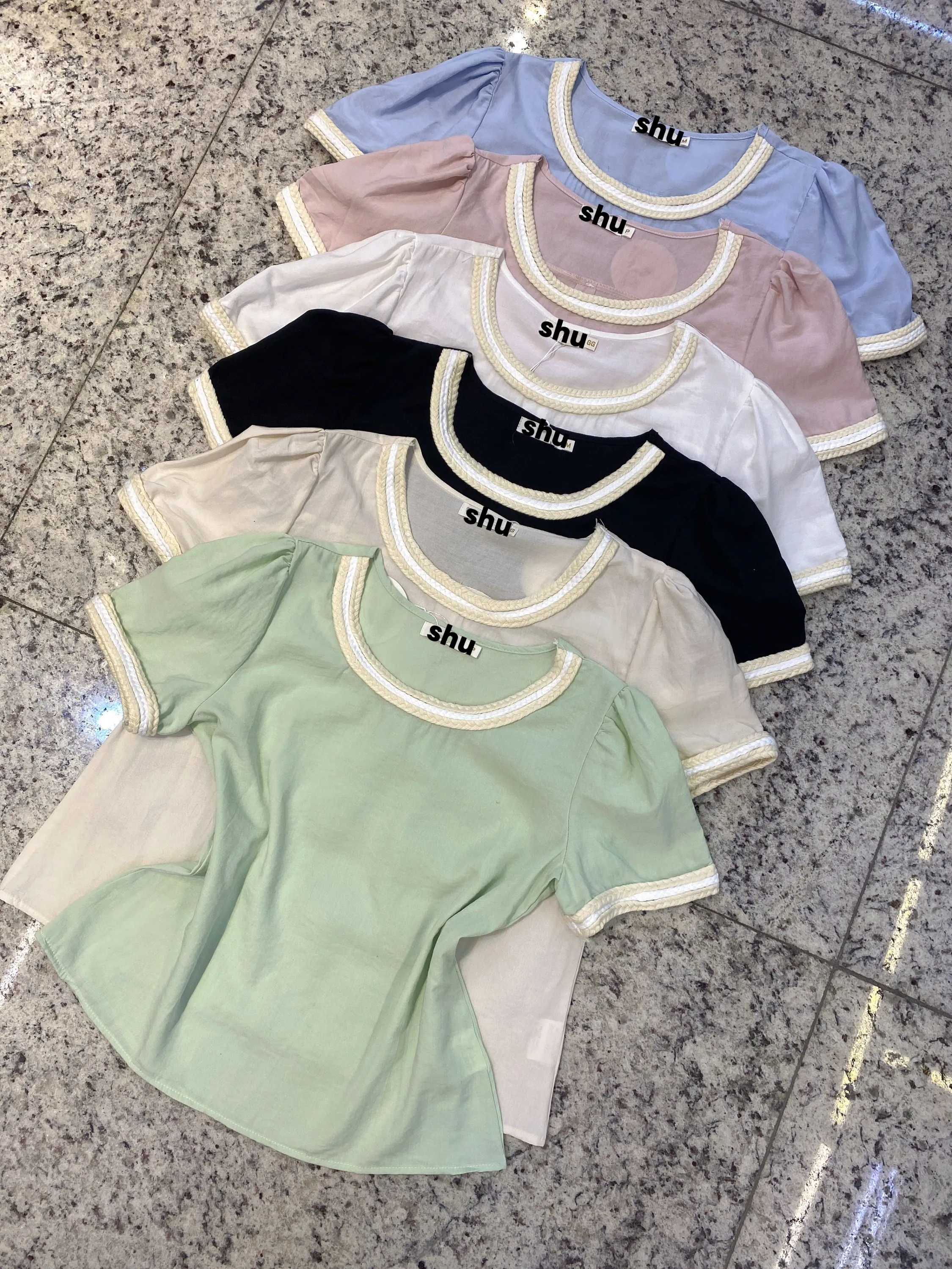 blusa lisa com trançada manga curta shu loja