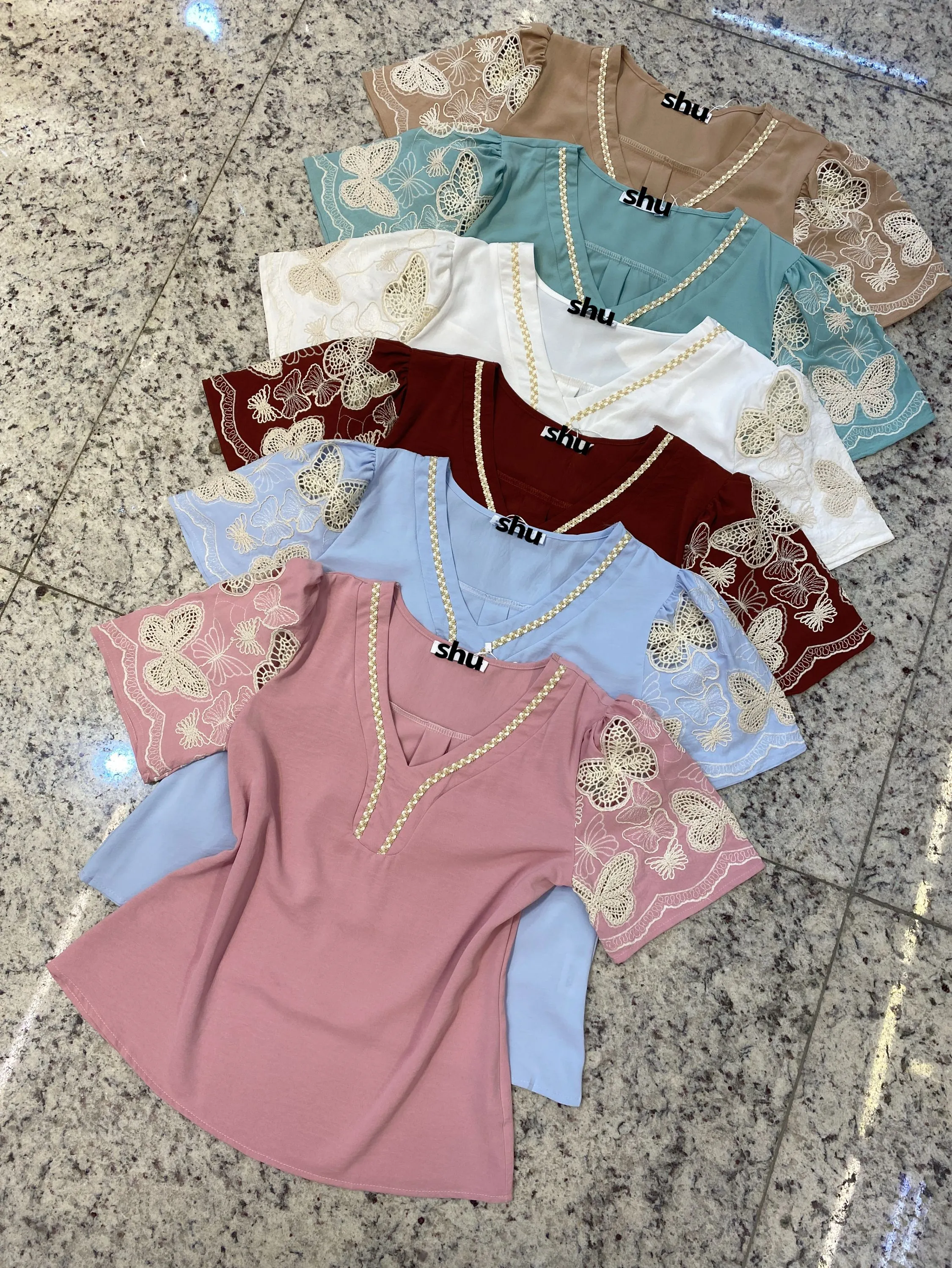 blusa lisa com bordado manga curta shu loja