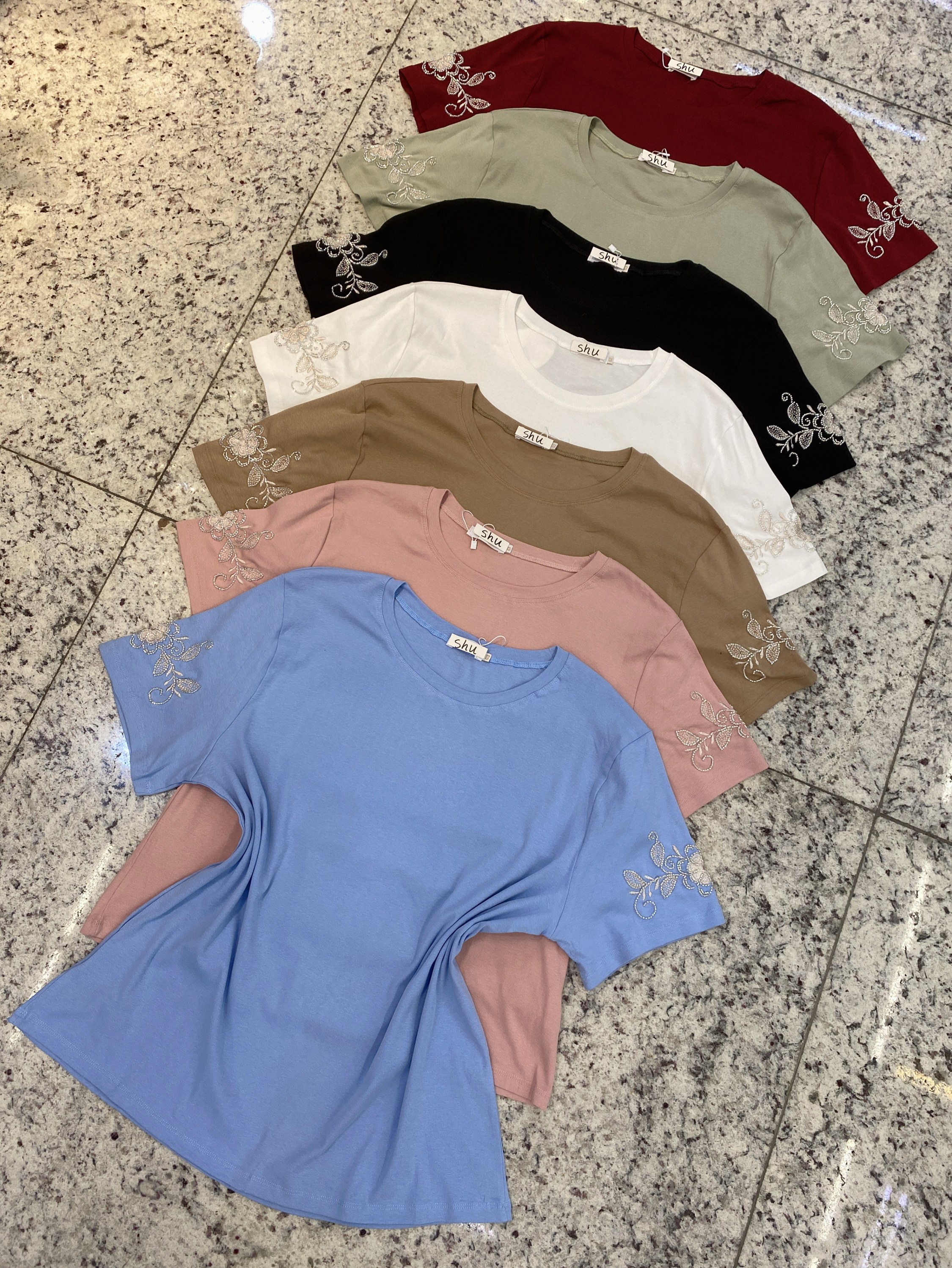 T-shirt de plus manga curta com bordada  shu loja