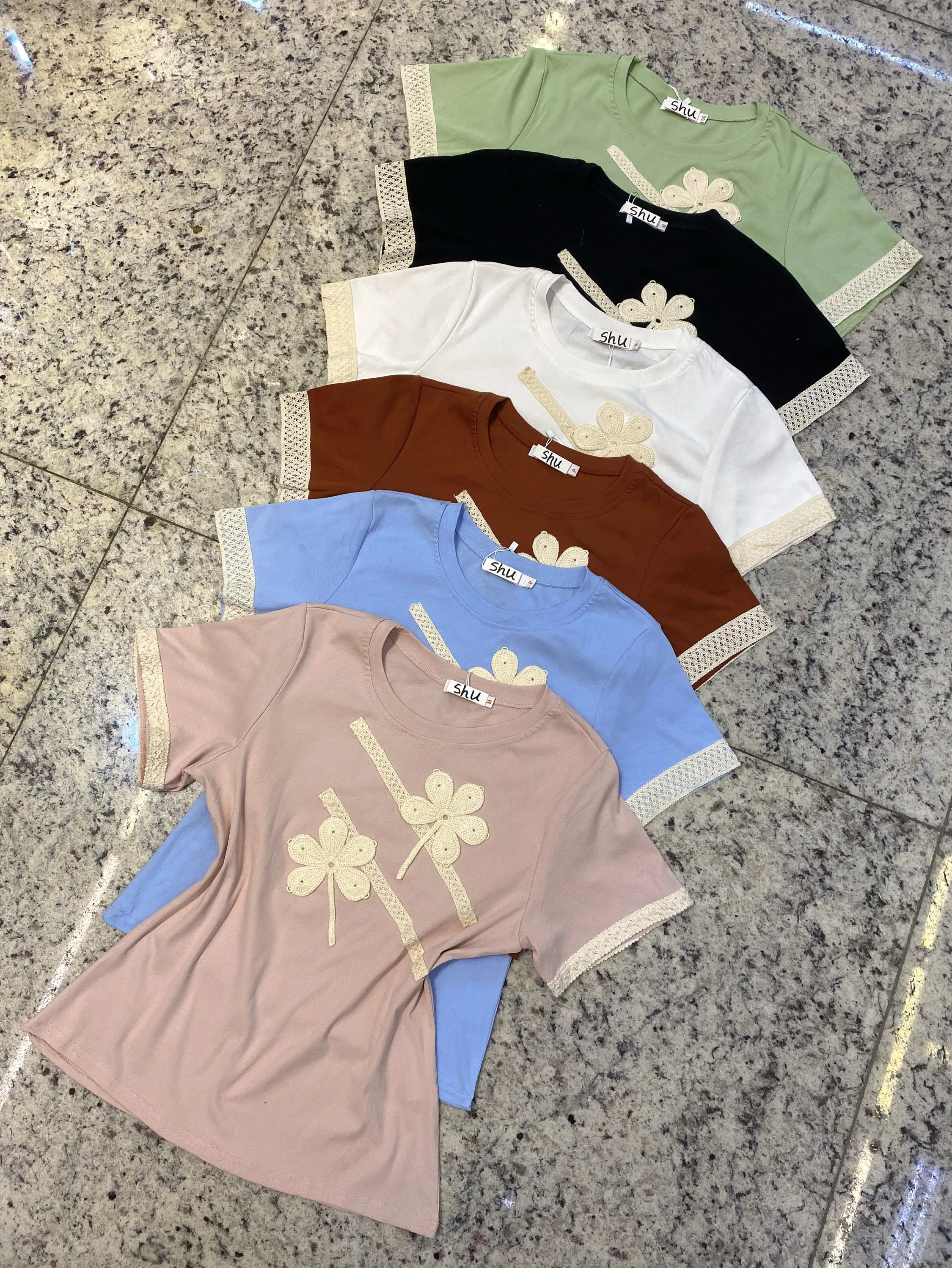 T-shirt manga curta com bordado shu loja