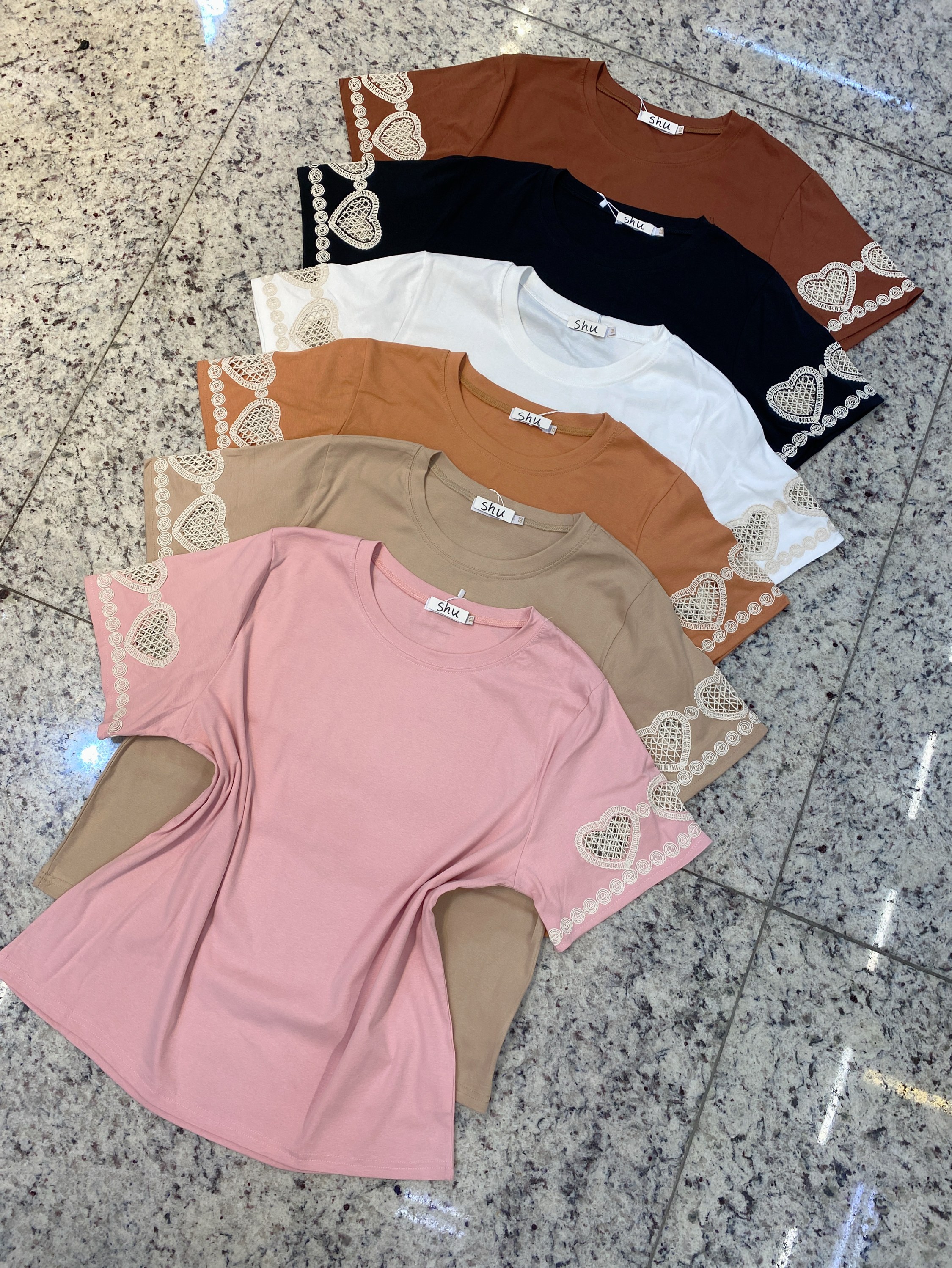 T-shirt de plus manga curta com bordada shu loja