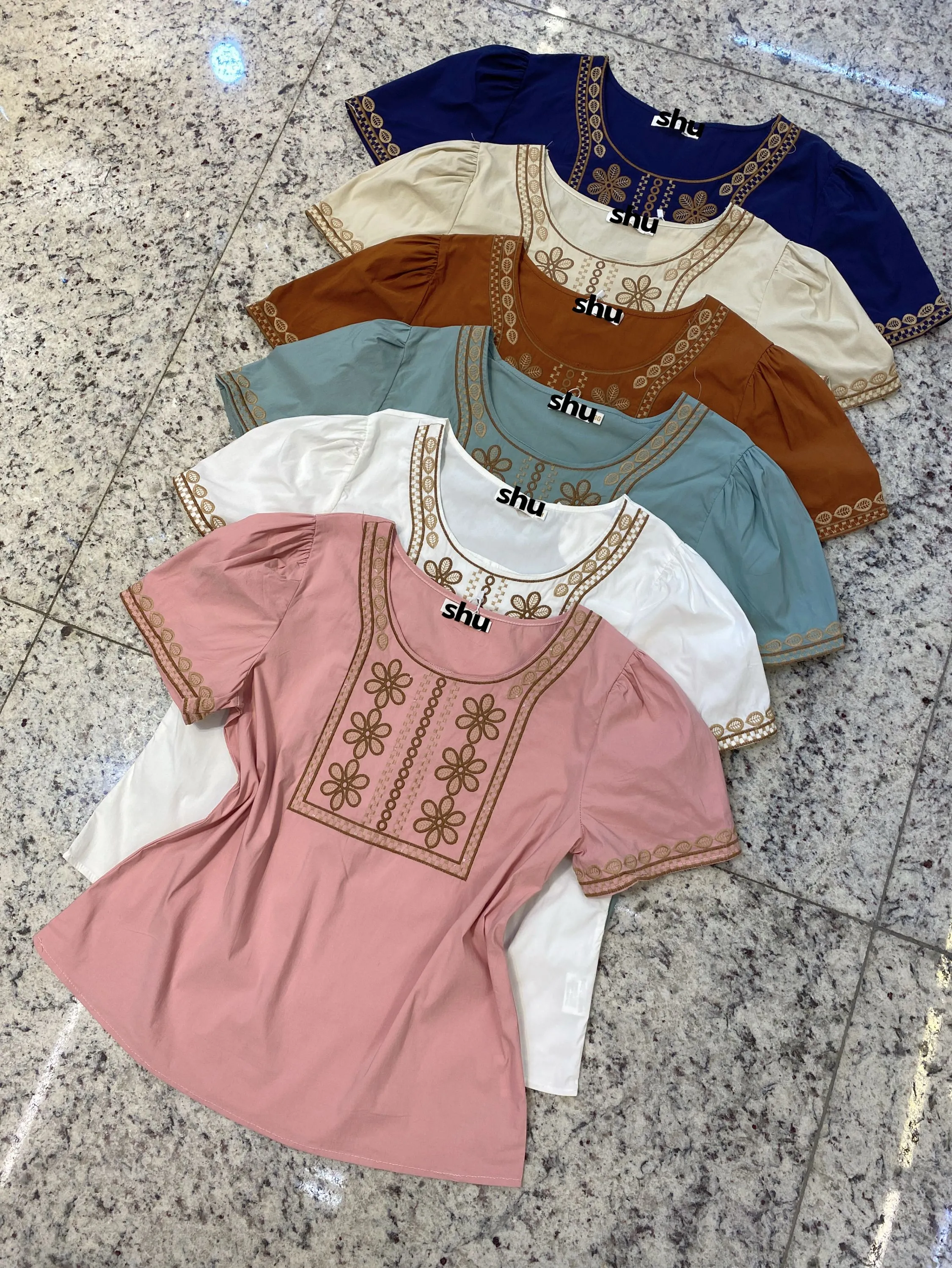 blusa com elastano manga curta com bordado shu loja