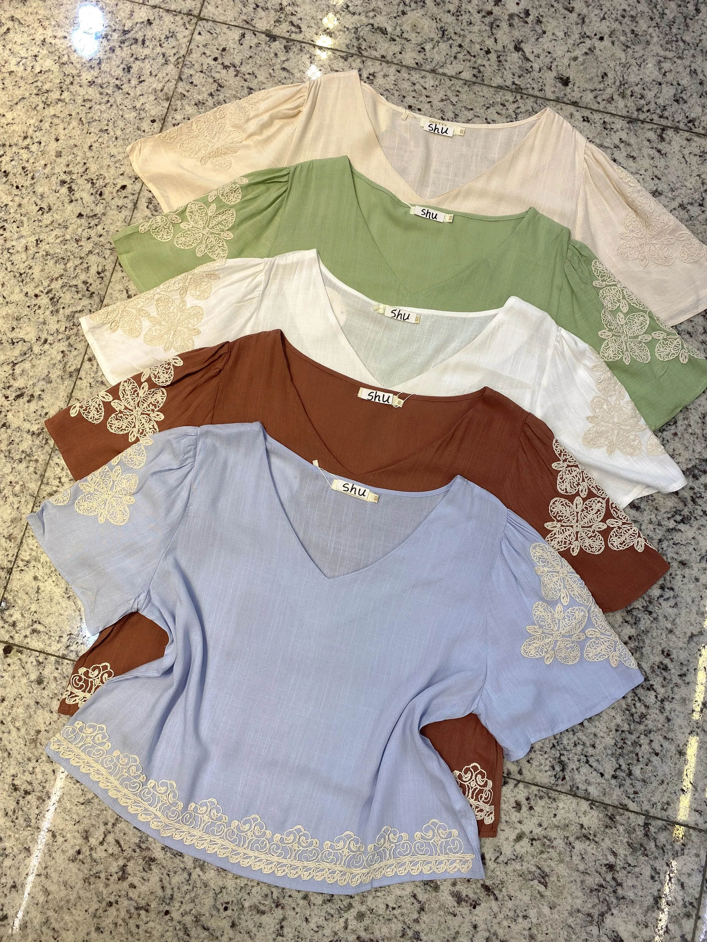 cropped de plus manga curta com bordado shu loja