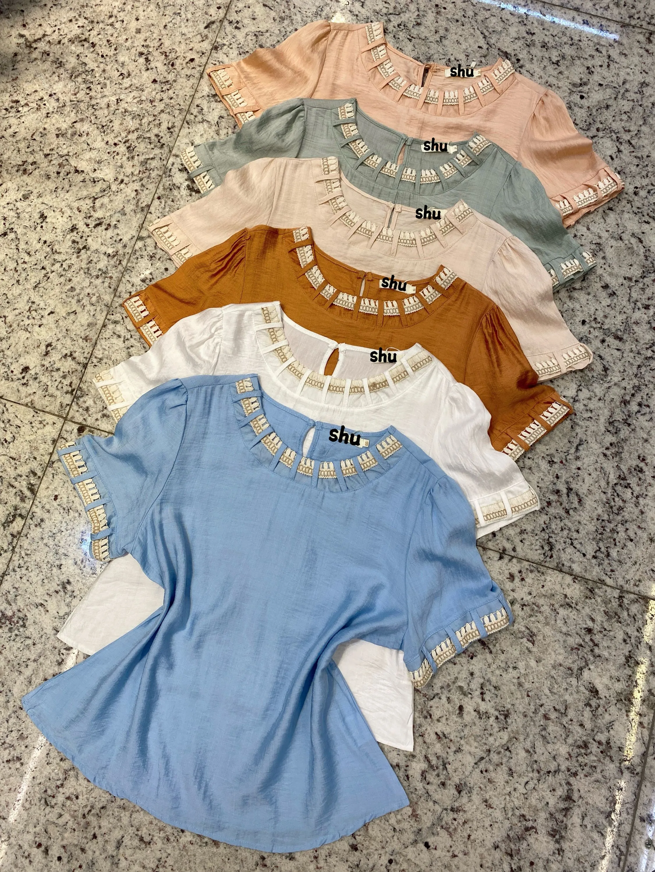 blusa lisa com trançada manga curta shu loja