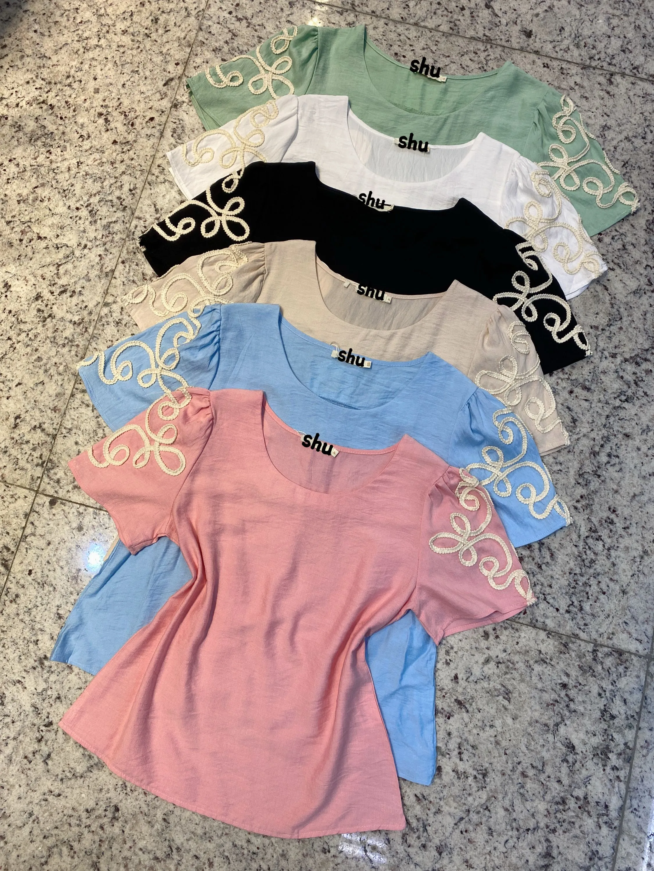 blusa lisa manga com bordado manga curta shu loja