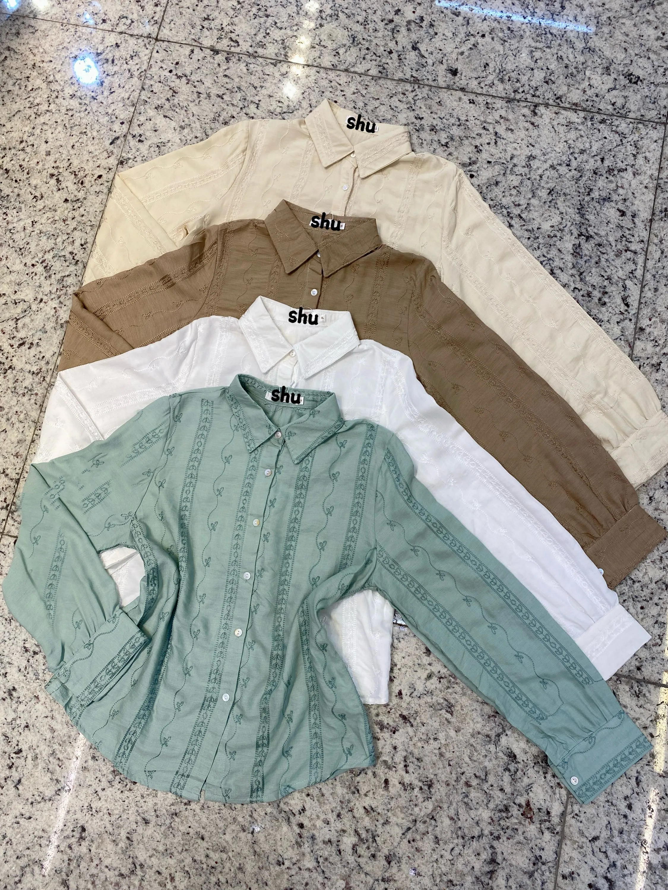 camisa lisa com bordado manga cumprida shu loja