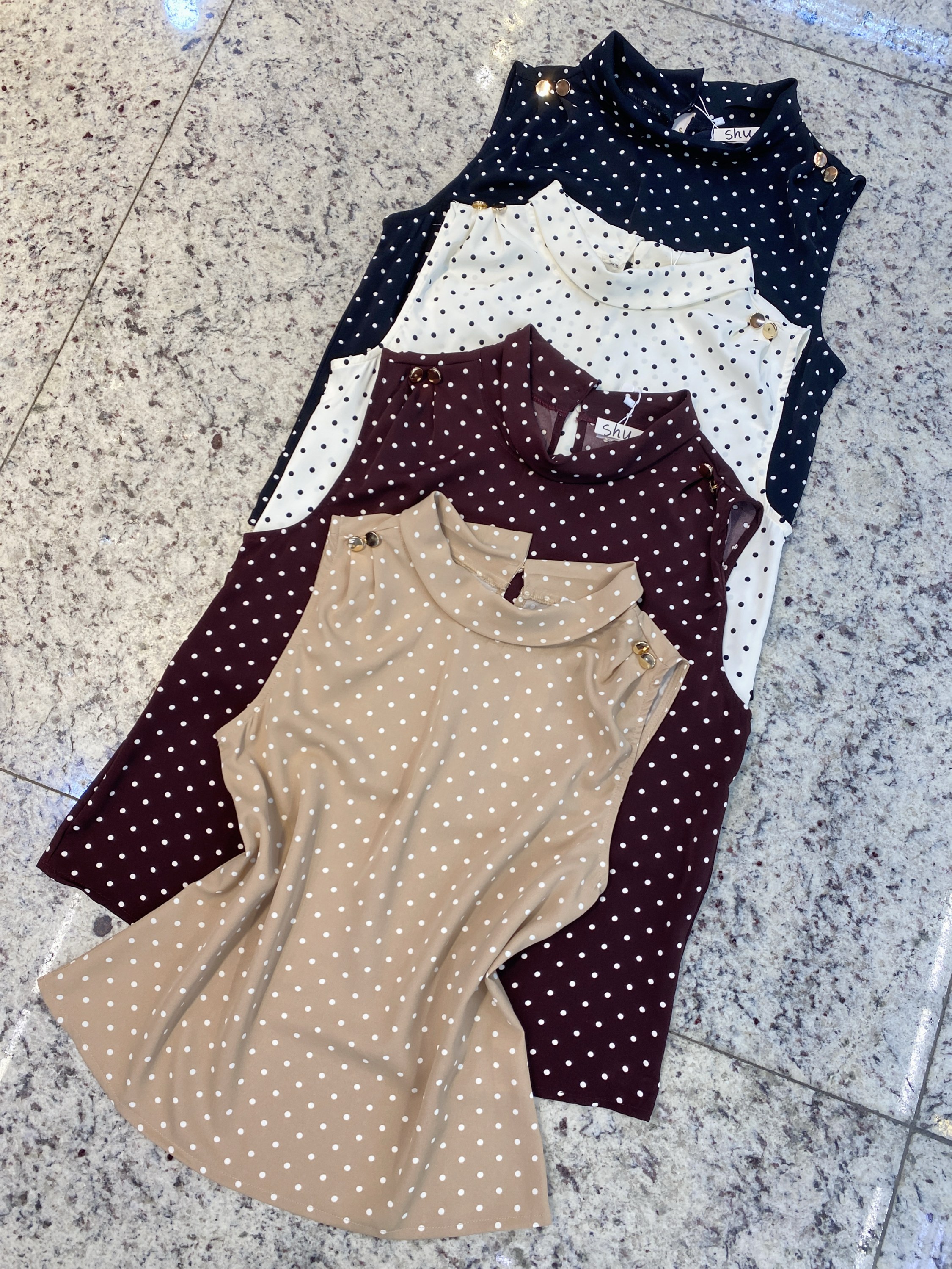 blusa com poá sem manga shu loja