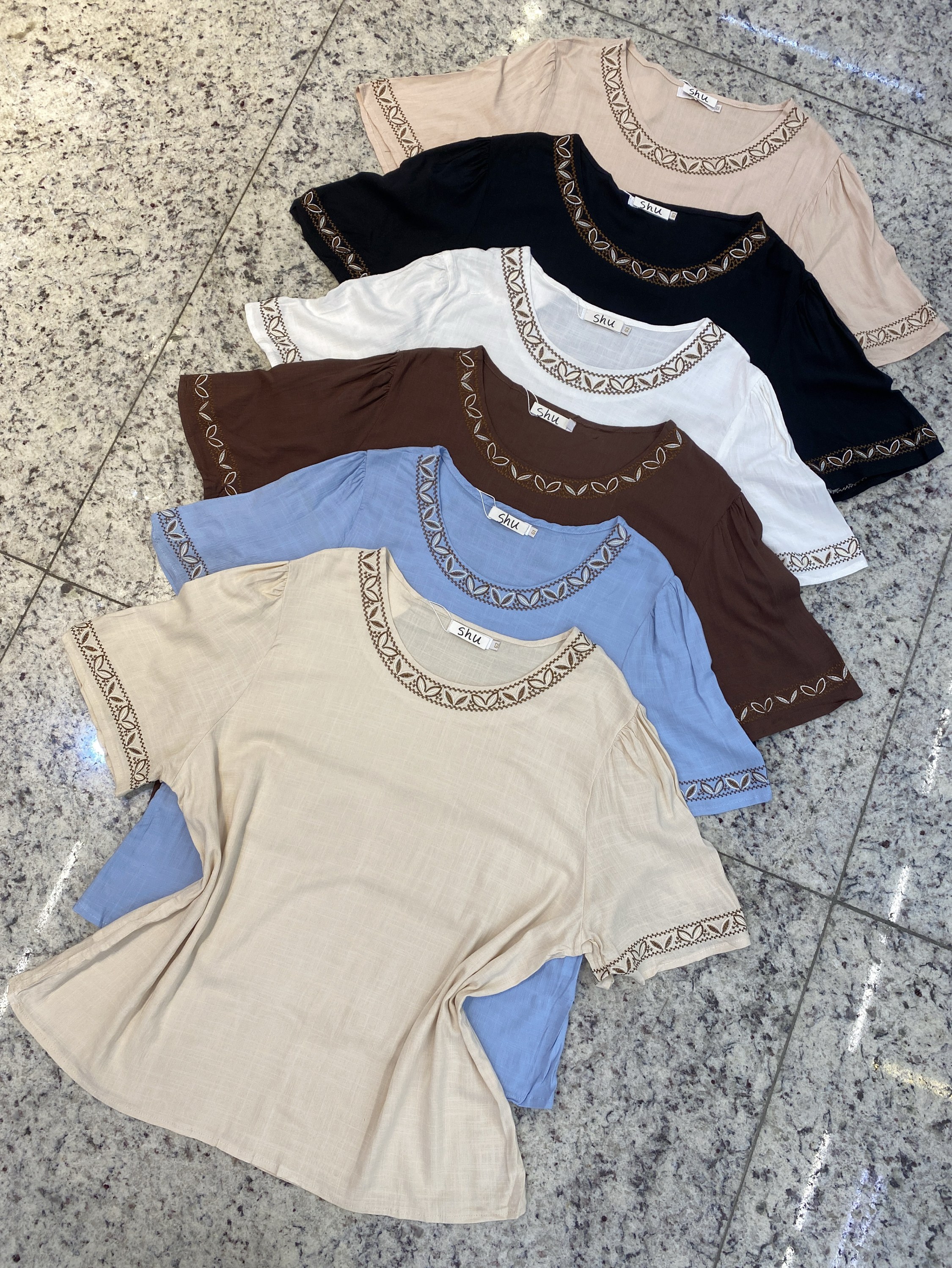 blusa de plus com bordado com elastano manga curta shu loja