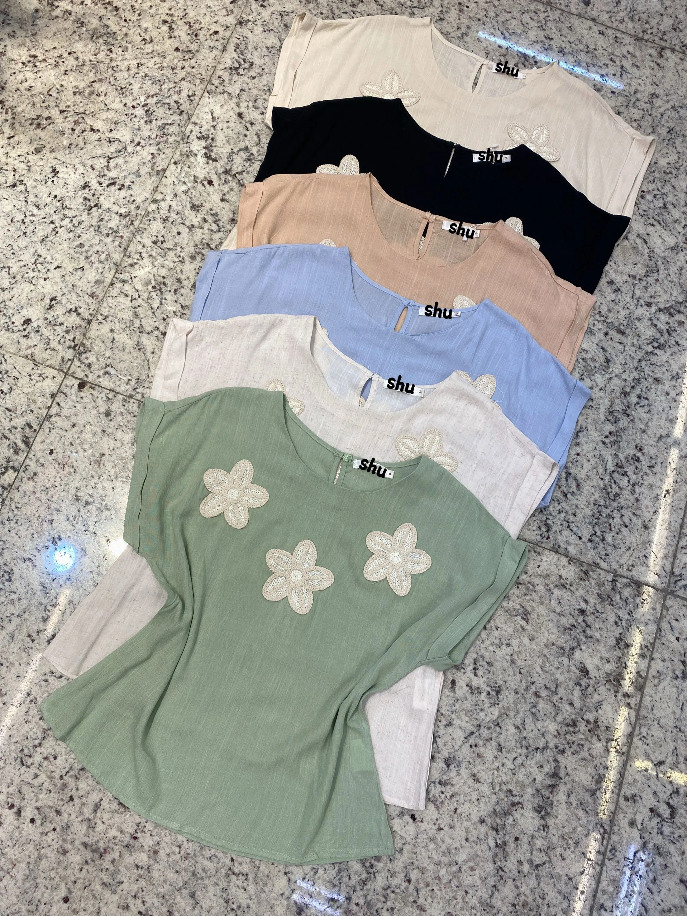 blusa com bordado de flor manga curta shu loja