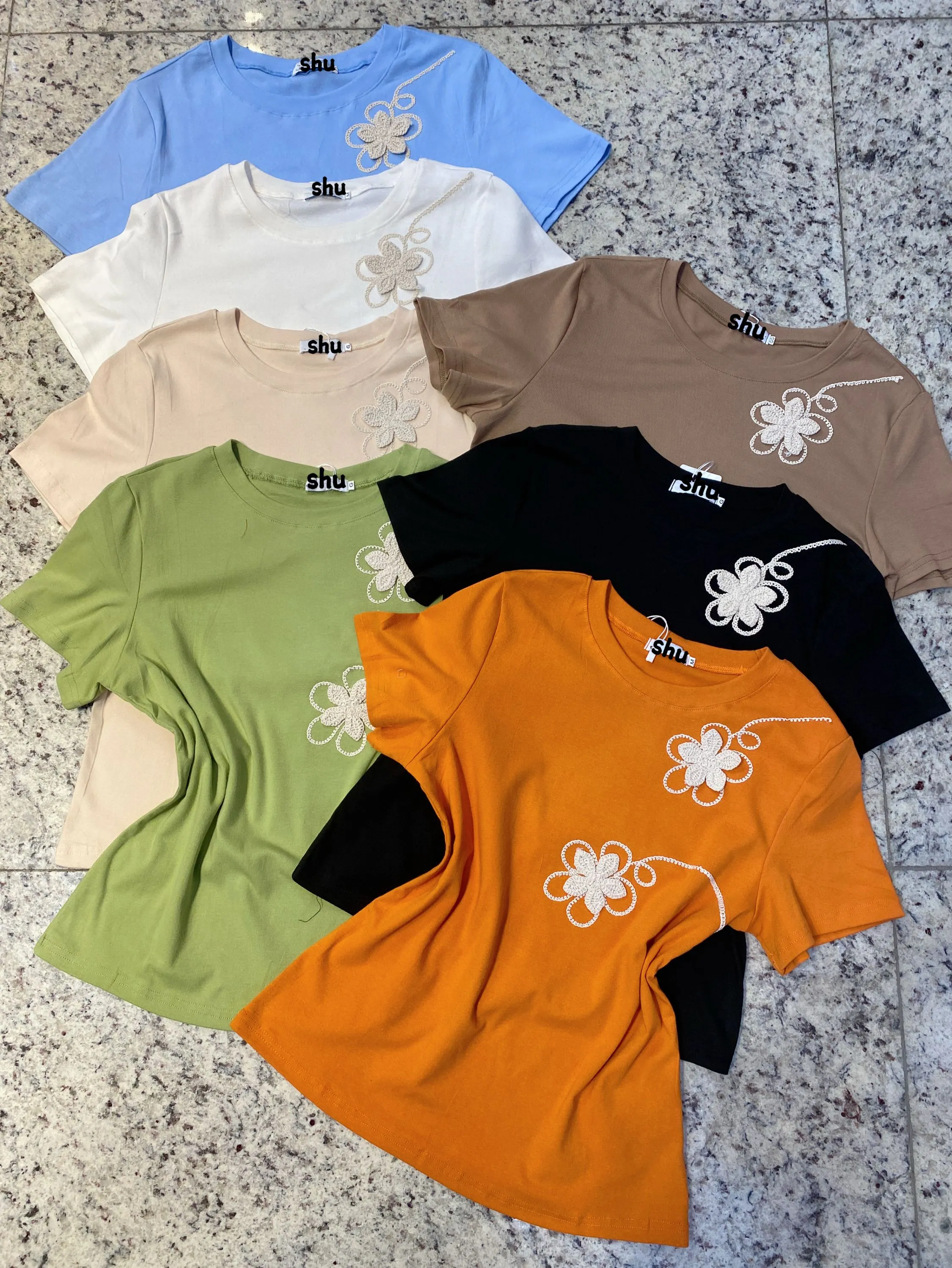 T-shirt com bordado shu loja