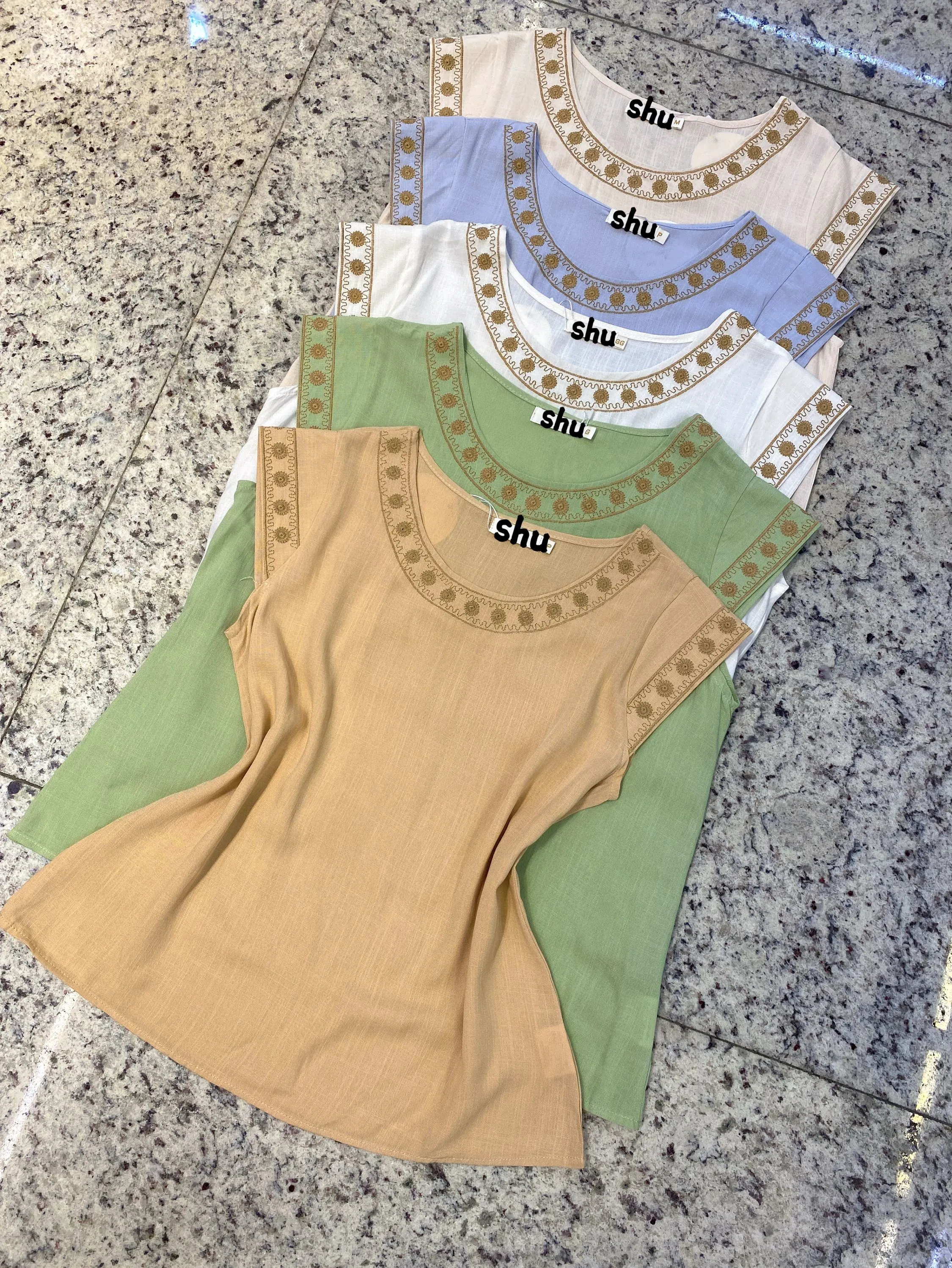 blusa lisa com bordado manga curta shu loja