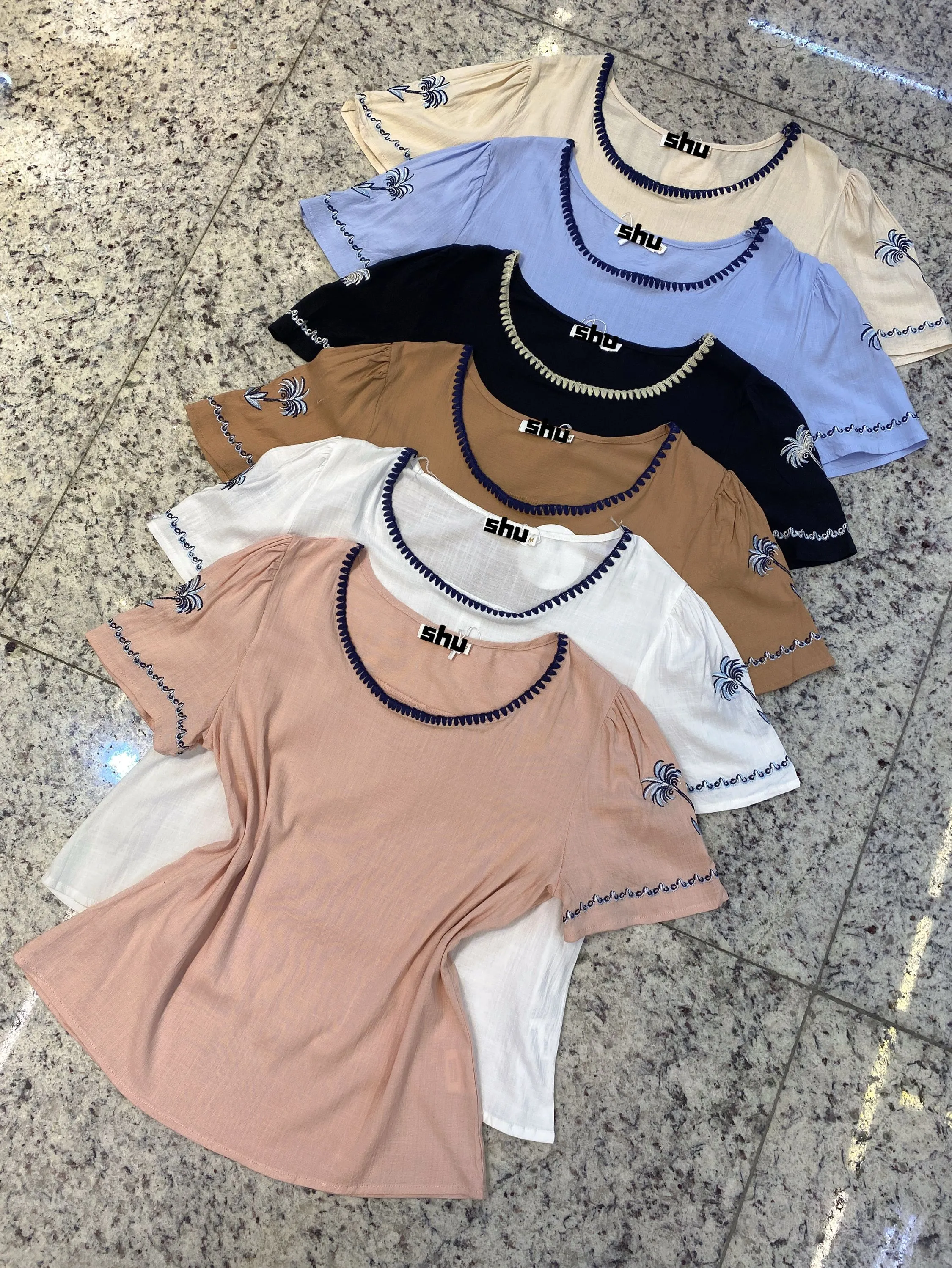 blusa com elastano manga curta com bordado shu loja