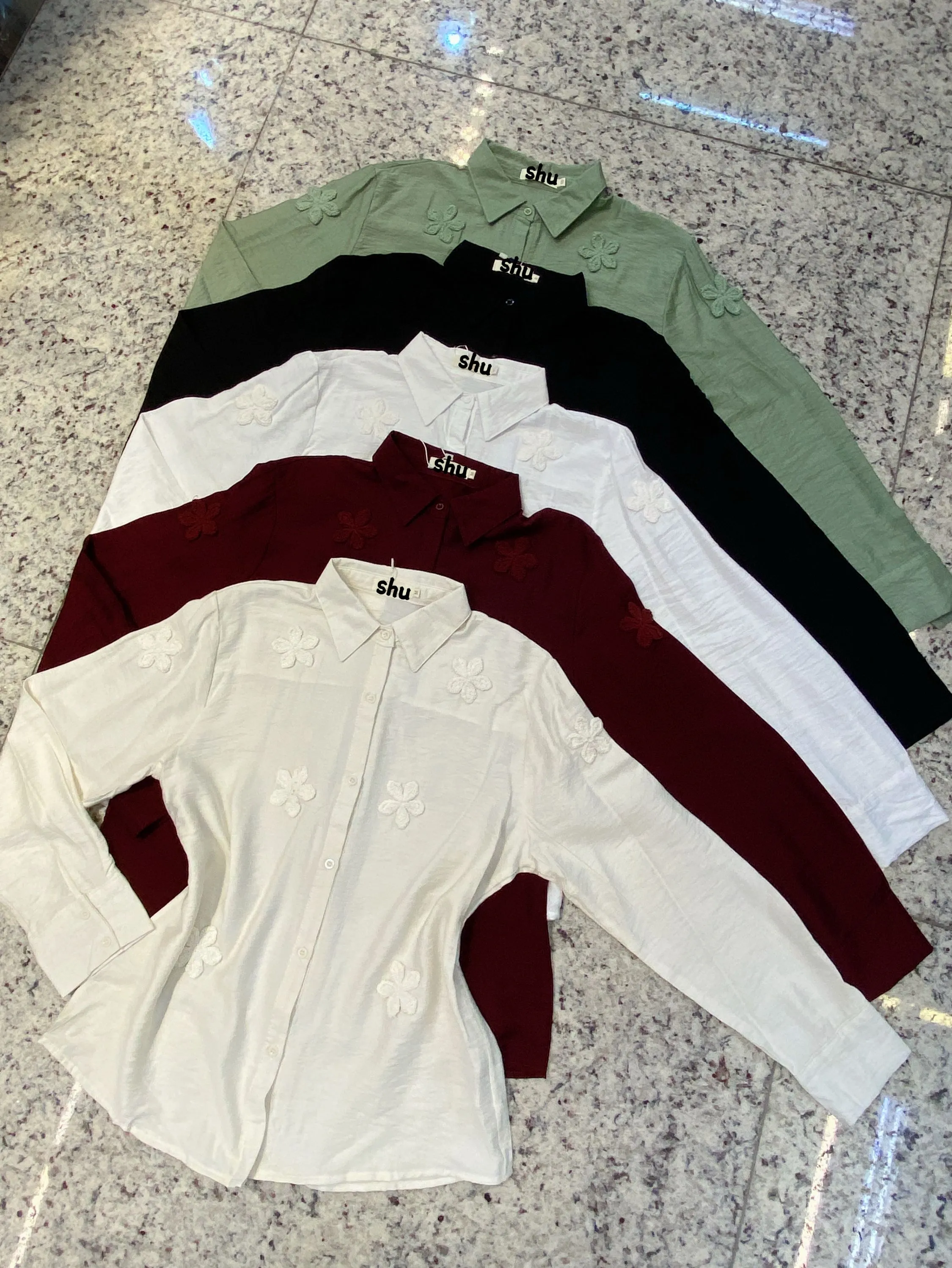 camisa lisa com bordado de flor manga cumprida shu loja