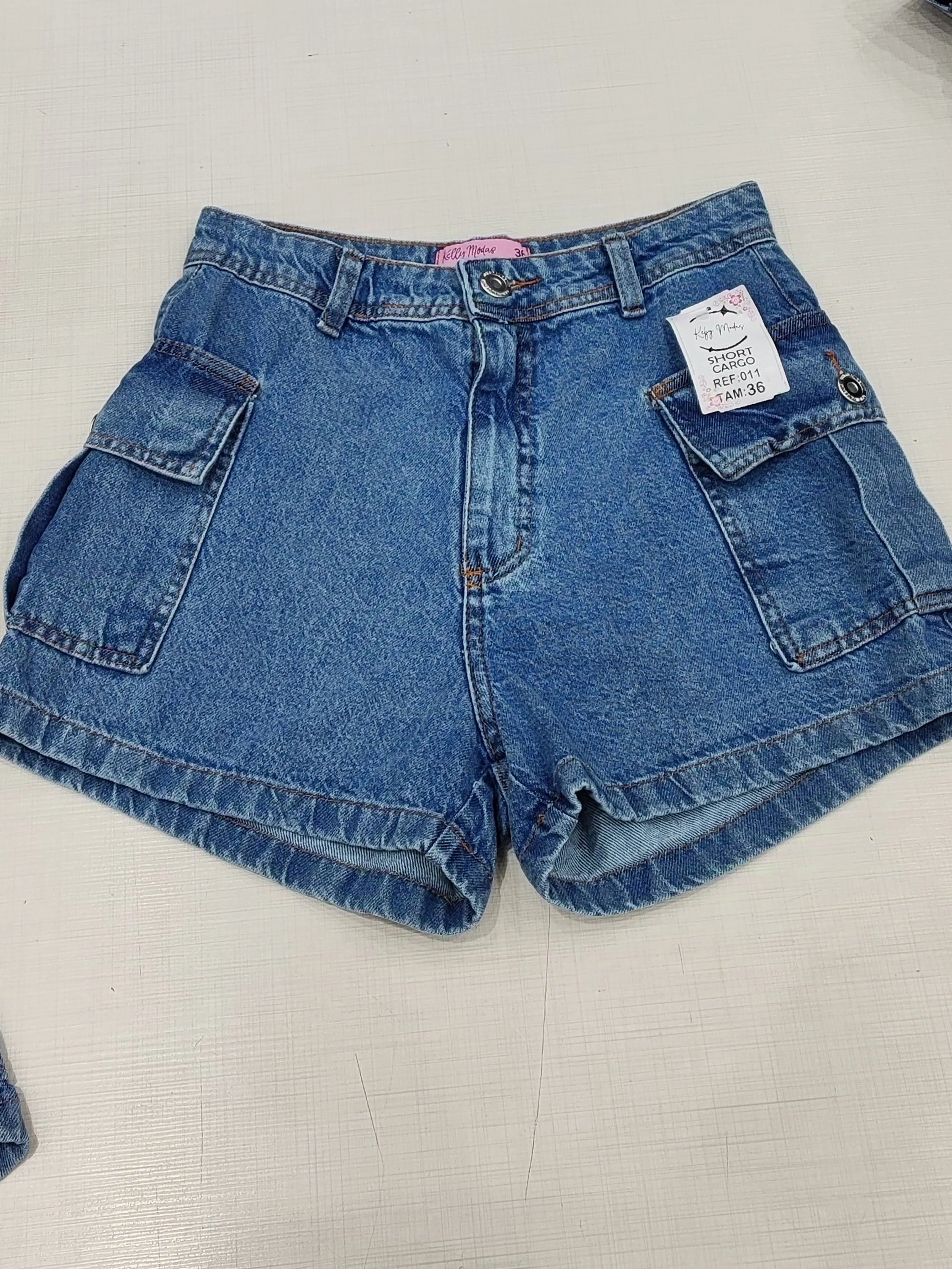 Short Jeans Feminina Cargo bolso lado