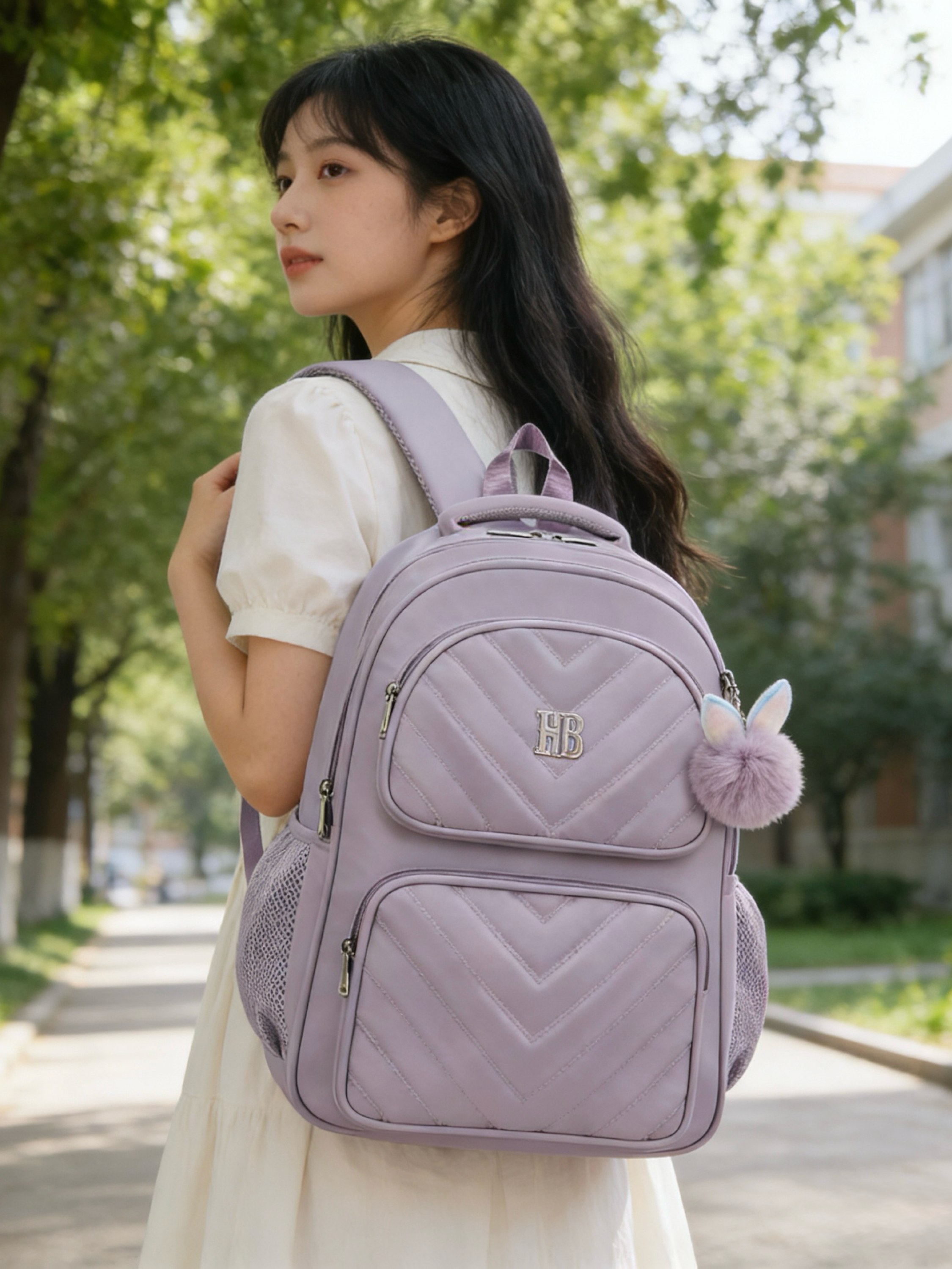 Mochila feminina grande com alças de ombro grossas.